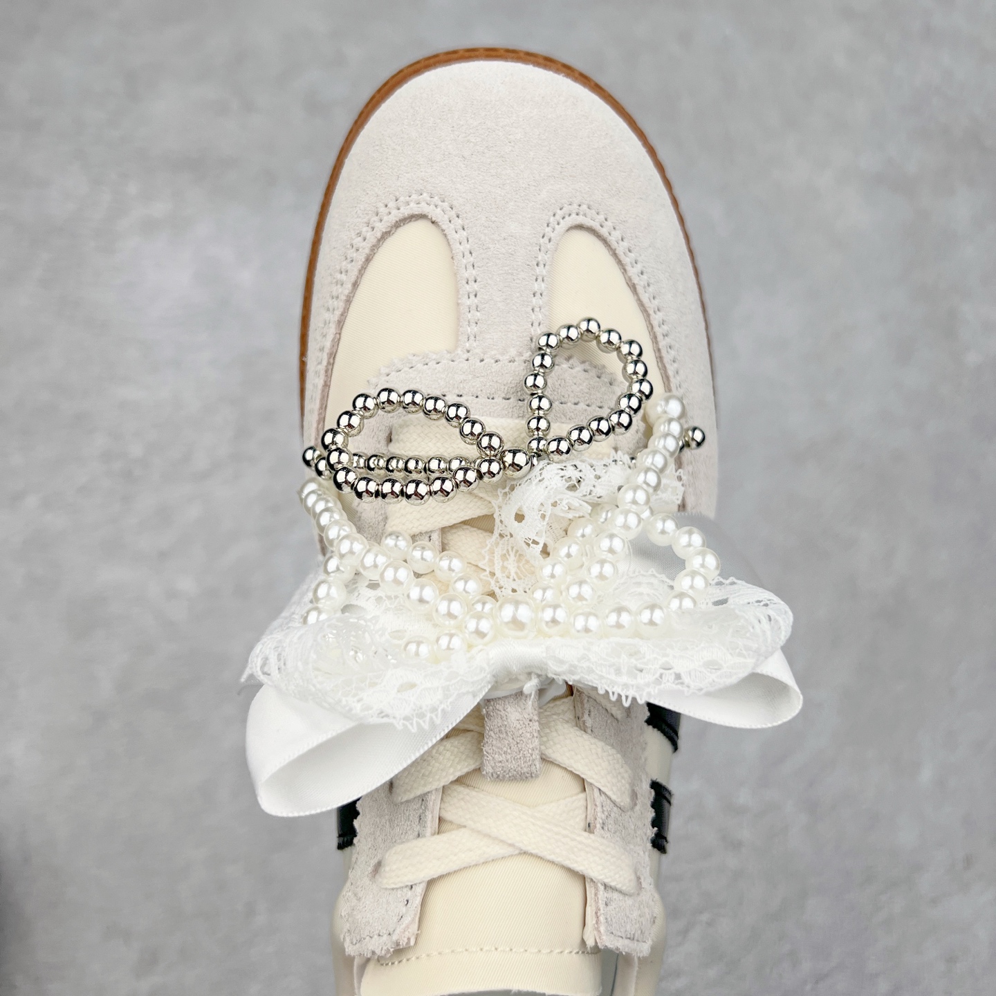 图片[4]-GG-CC 雷丝珍珠蝴蝶结德训鞋2.0系列阿甘复古风芭蕾舞鞋GGCC薄底百搭休闲运动鞋系列 #广东大厂品质 25ss春季新款 釆用今年最流行的#缎带蝴蝶结/珍珠鞋扣装饰 全手工拉帮工艺成型 反绒牛皮革拼接头层皮饰片鞋面材质 鞋身原装高密度防刮尼龙面料,极好柔软效果 双春日踏青舒适度和少女感 德训鞋界的白月光🌙 长时间走路和站立都不累脚 不管怎么搭配都好看 尺码：35 36 37 38 39 40-选品中心