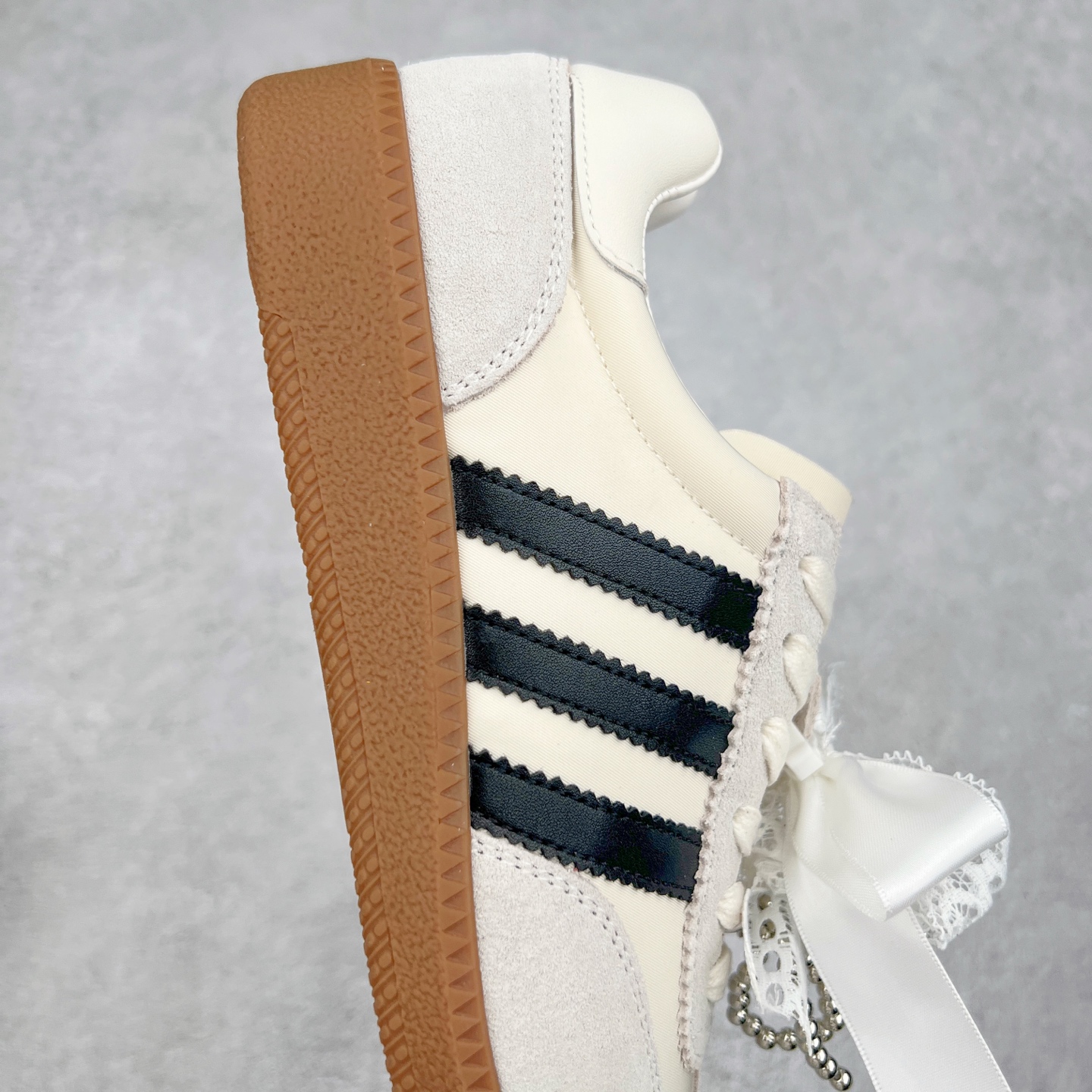 图片[6]-GG-CC 雷丝珍珠蝴蝶结德训鞋2.0系列阿甘复古风芭蕾舞鞋GGCC薄底百搭休闲运动鞋系列 #广东大厂品质 25ss春季新款 釆用今年最流行的#缎带蝴蝶结/珍珠鞋扣装饰 全手工拉帮工艺成型 反绒牛皮革拼接头层皮饰片鞋面材质 鞋身原装高密度防刮尼龙面料,极好柔软效果 双春日踏青舒适度和少女感 德训鞋界的白月光🌙 长时间走路和站立都不累脚 不管怎么搭配都好看 尺码：35 36 37 38 39 40-选品中心