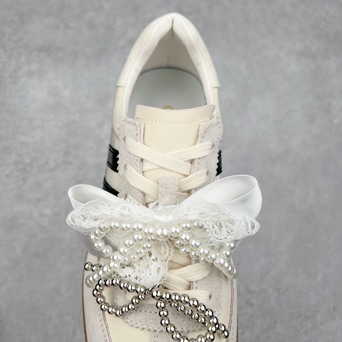 图片[5]-GG-CC 雷丝珍珠蝴蝶结德训鞋2.0系列阿甘复古风芭蕾舞鞋GGCC薄底百搭休闲运动鞋系列 #广东大厂品质 25ss春季新款 釆用今年最流行的#缎带蝴蝶结/珍珠鞋扣装饰 全手工拉帮工艺成型 反绒牛皮革拼接头层皮饰片鞋面材质 鞋身原装高密度防刮尼龙面料,极好柔软效果 双春日踏青舒适度和少女感 德训鞋界的白月光🌙 长时间走路和站立都不累脚 不管怎么搭配都好看 尺码：35 36 37 38 39 40-选品中心