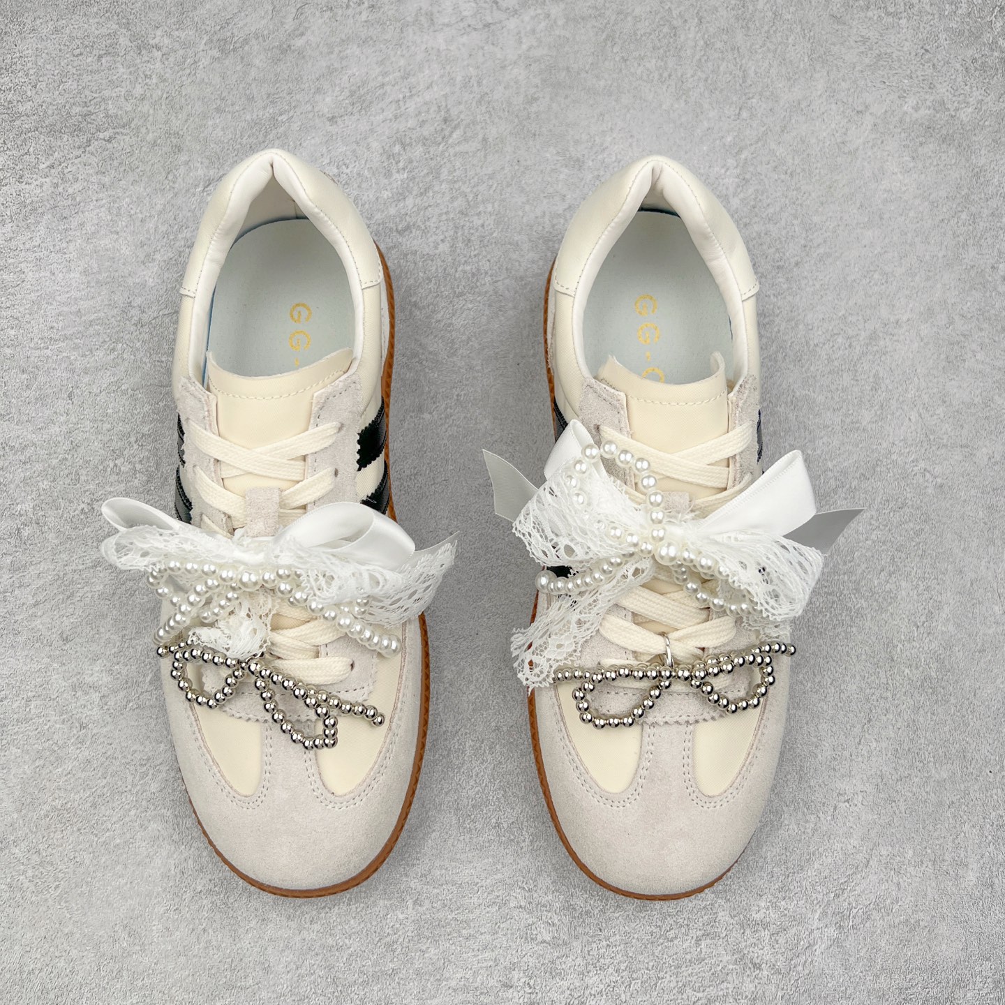 图片[2]-GG-CC 雷丝珍珠蝴蝶结德训鞋2.0系列阿甘复古风芭蕾舞鞋GGCC薄底百搭休闲运动鞋系列 #广东大厂品质 25ss春季新款 釆用今年最流行的#缎带蝴蝶结/珍珠鞋扣装饰 全手工拉帮工艺成型 反绒牛皮革拼接头层皮饰片鞋面材质 鞋身原装高密度防刮尼龙面料,极好柔软效果 双春日踏青舒适度和少女感 德训鞋界的白月光🌙 长时间走路和站立都不累脚 不管怎么搭配都好看 尺码：35 36 37 38 39 40-选品中心