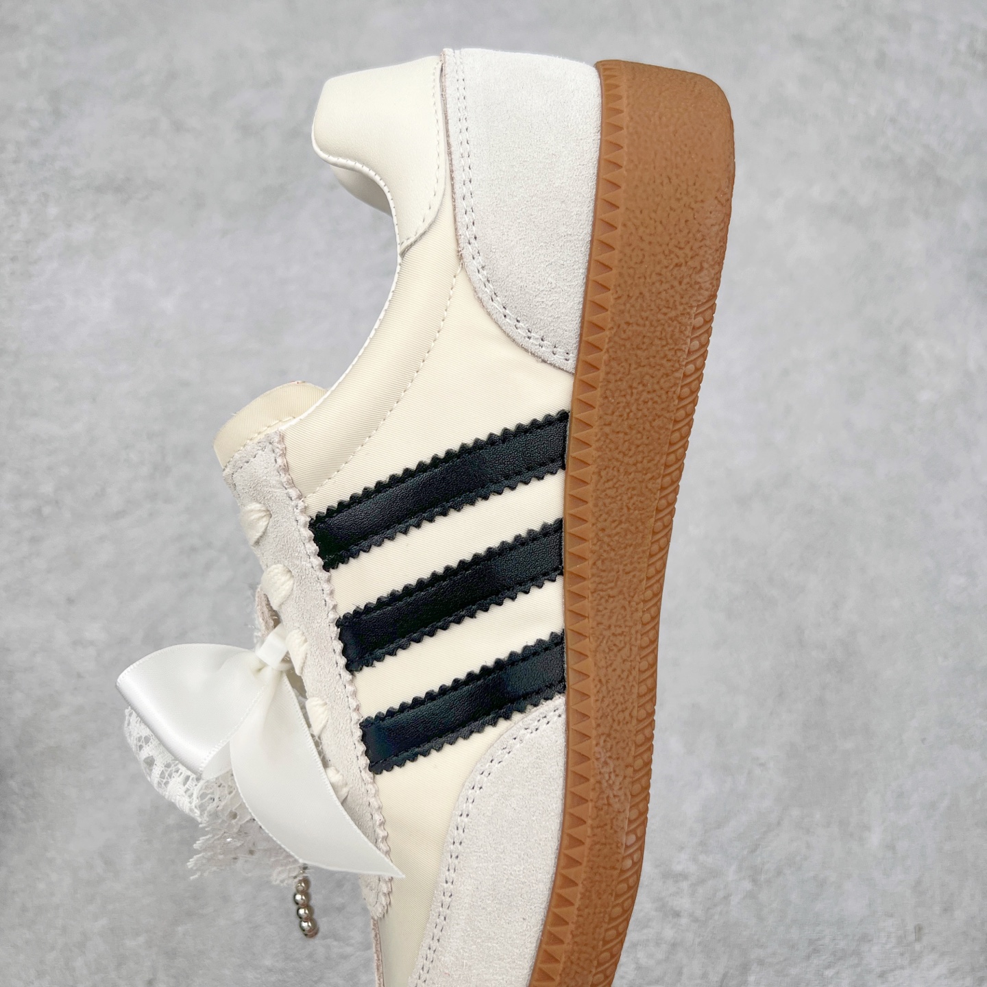 图片[7]-GG-CC 雷丝珍珠蝴蝶结德训鞋2.0系列阿甘复古风芭蕾舞鞋GGCC薄底百搭休闲运动鞋系列 #广东大厂品质 25ss春季新款 釆用今年最流行的#缎带蝴蝶结/珍珠鞋扣装饰 全手工拉帮工艺成型 反绒牛皮革拼接头层皮饰片鞋面材质 鞋身原装高密度防刮尼龙面料,极好柔软效果 双春日踏青舒适度和少女感 德训鞋界的白月光🌙 长时间走路和站立都不累脚 不管怎么搭配都好看 尺码：35 36 37 38 39 40-选品中心