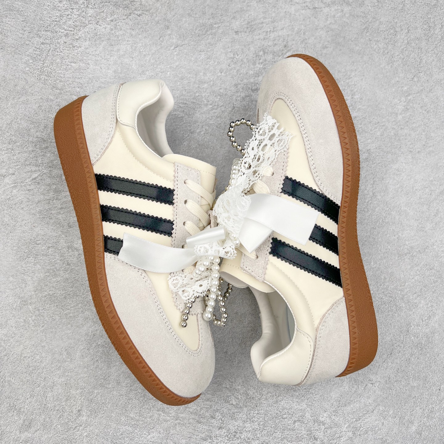 图片[3]-GG-CC 雷丝珍珠蝴蝶结德训鞋2.0系列阿甘复古风芭蕾舞鞋GGCC薄底百搭休闲运动鞋系列 #广东大厂品质 25ss春季新款 釆用今年最流行的#缎带蝴蝶结/珍珠鞋扣装饰 全手工拉帮工艺成型 反绒牛皮革拼接头层皮饰片鞋面材质 鞋身原装高密度防刮尼龙面料,极好柔软效果 双春日踏青舒适度和少女感 德训鞋界的白月光🌙 长时间走路和站立都不累脚 不管怎么搭配都好看 尺码：35 36 37 38 39 40-选品中心