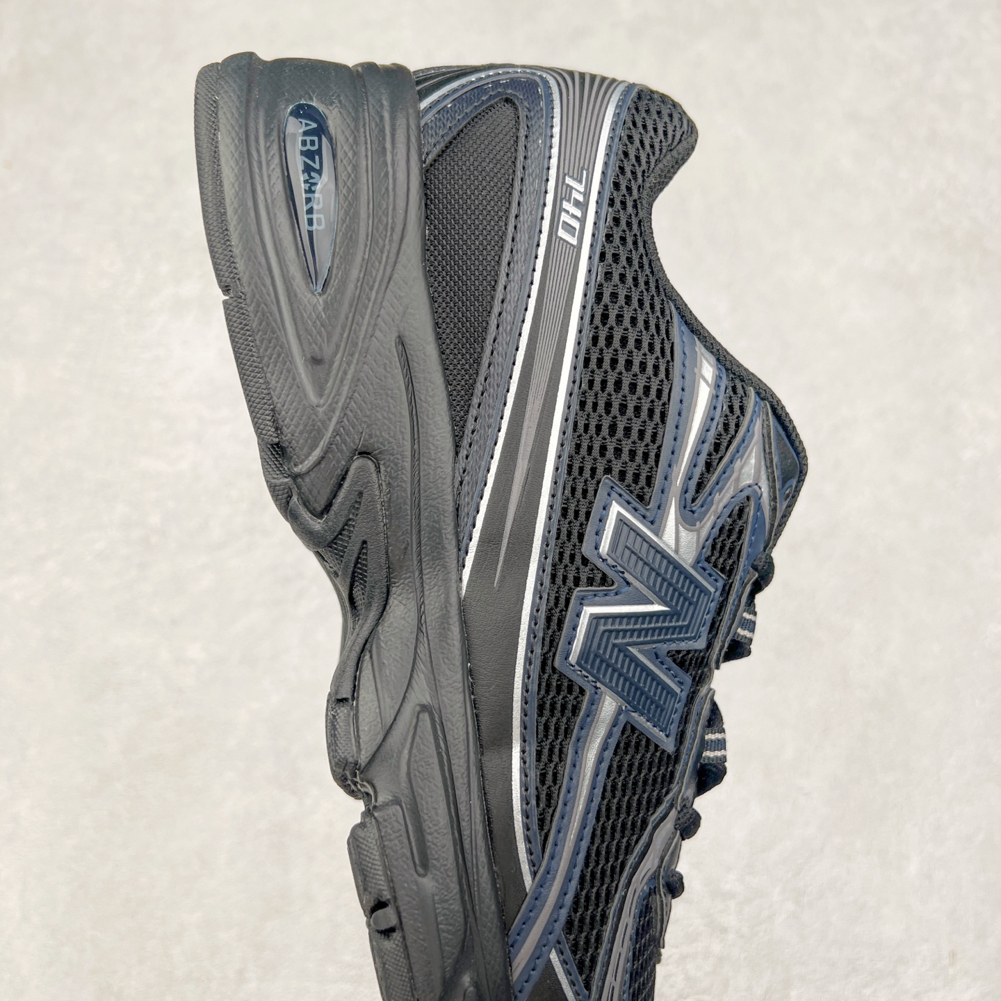 图片[6]-New Balance MR740 NB新百伦系列复古老爹风休闲运动慢跑鞋 采用轻质牛剖革拼接透气网眼衬垫织物鞋面材质 T-Beam大底提供足步弓支撑 保持步态稳定#后跟搭载外露缓震胶 鞋身整体以各种深浅不一的灰色覆盖 鞋头以淡蓝色调装饰，网眼衬垫通过不规律的色块实现做旧的美感 泛黄的鞋底更是进一步增添了复古气息 尺码：36 37 37.5 38 38.5 39.5 40 40.5 41.5 42 42.5 43 44 44.5 45-选品中心