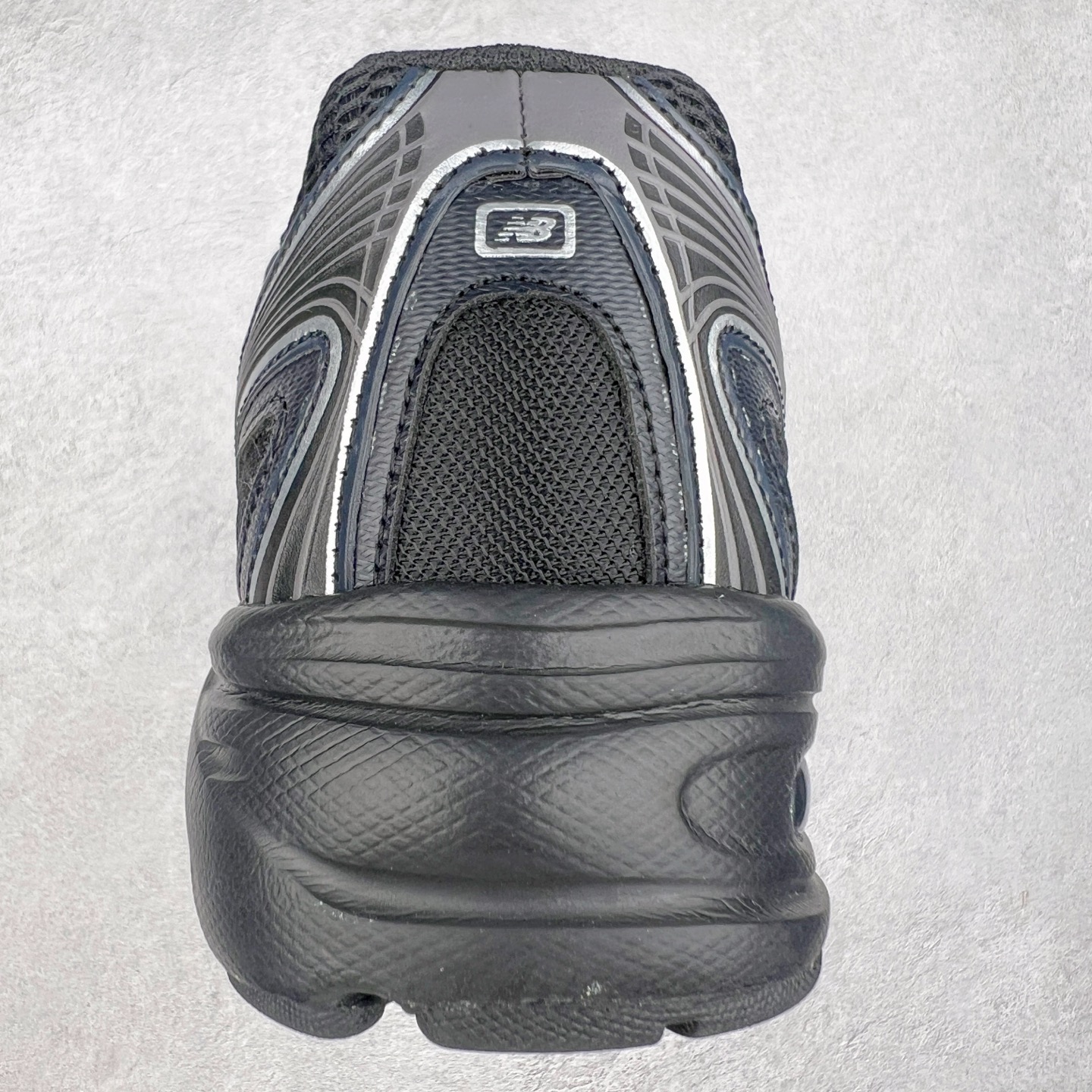 图片[8]-New Balance MR740 NB新百伦系列复古老爹风休闲运动慢跑鞋 采用轻质牛剖革拼接透气网眼衬垫织物鞋面材质 T-Beam大底提供足步弓支撑 保持步态稳定#后跟搭载外露缓震胶 鞋身整体以各种深浅不一的灰色覆盖 鞋头以淡蓝色调装饰，网眼衬垫通过不规律的色块实现做旧的美感 泛黄的鞋底更是进一步增添了复古气息 尺码：36 37 37.5 38 38.5 39.5 40 40.5 41.5 42 42.5 43 44 44.5 45-选品中心