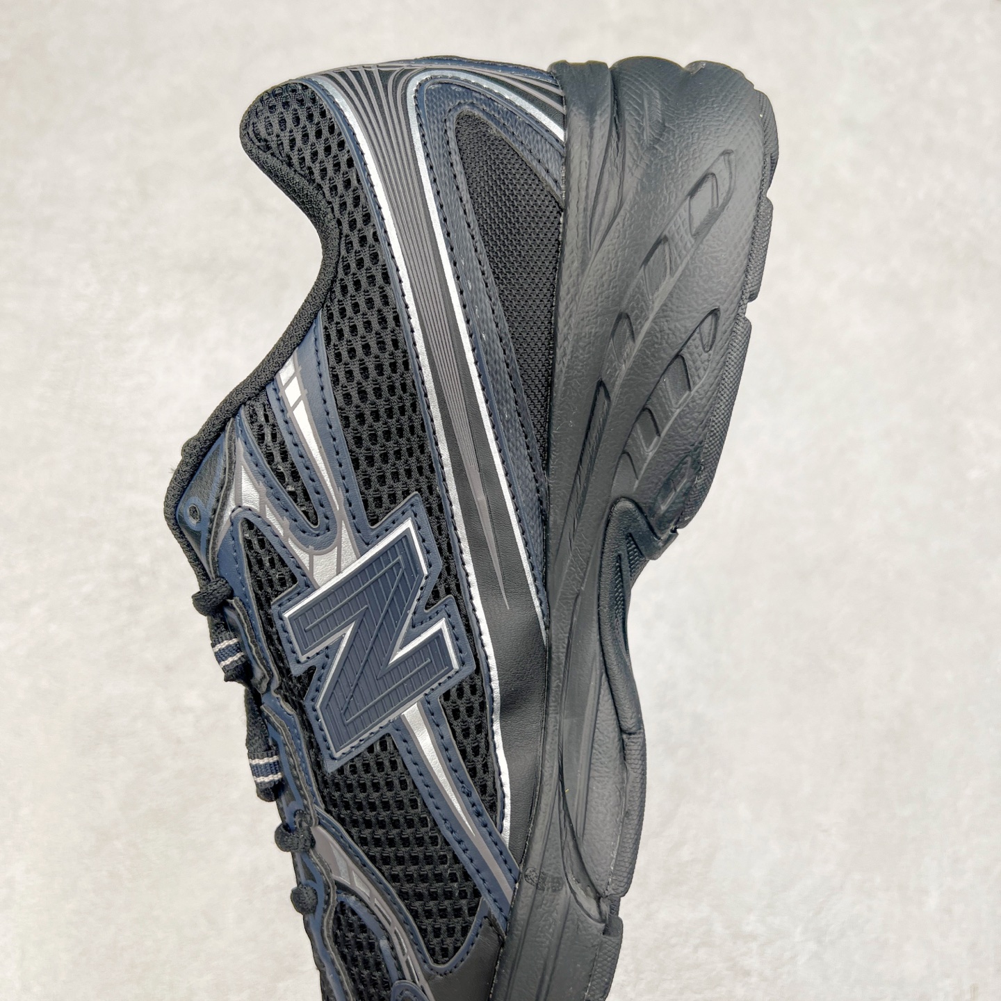 图片[7]-New Balance MR740 NB新百伦系列复古老爹风休闲运动慢跑鞋 采用轻质牛剖革拼接透气网眼衬垫织物鞋面材质 T-Beam大底提供足步弓支撑 保持步态稳定#后跟搭载外露缓震胶 鞋身整体以各种深浅不一的灰色覆盖 鞋头以淡蓝色调装饰，网眼衬垫通过不规律的色块实现做旧的美感 泛黄的鞋底更是进一步增添了复古气息 尺码：36 37 37.5 38 38.5 39.5 40 40.5 41.5 42 42.5 43 44 44.5 45-选品中心