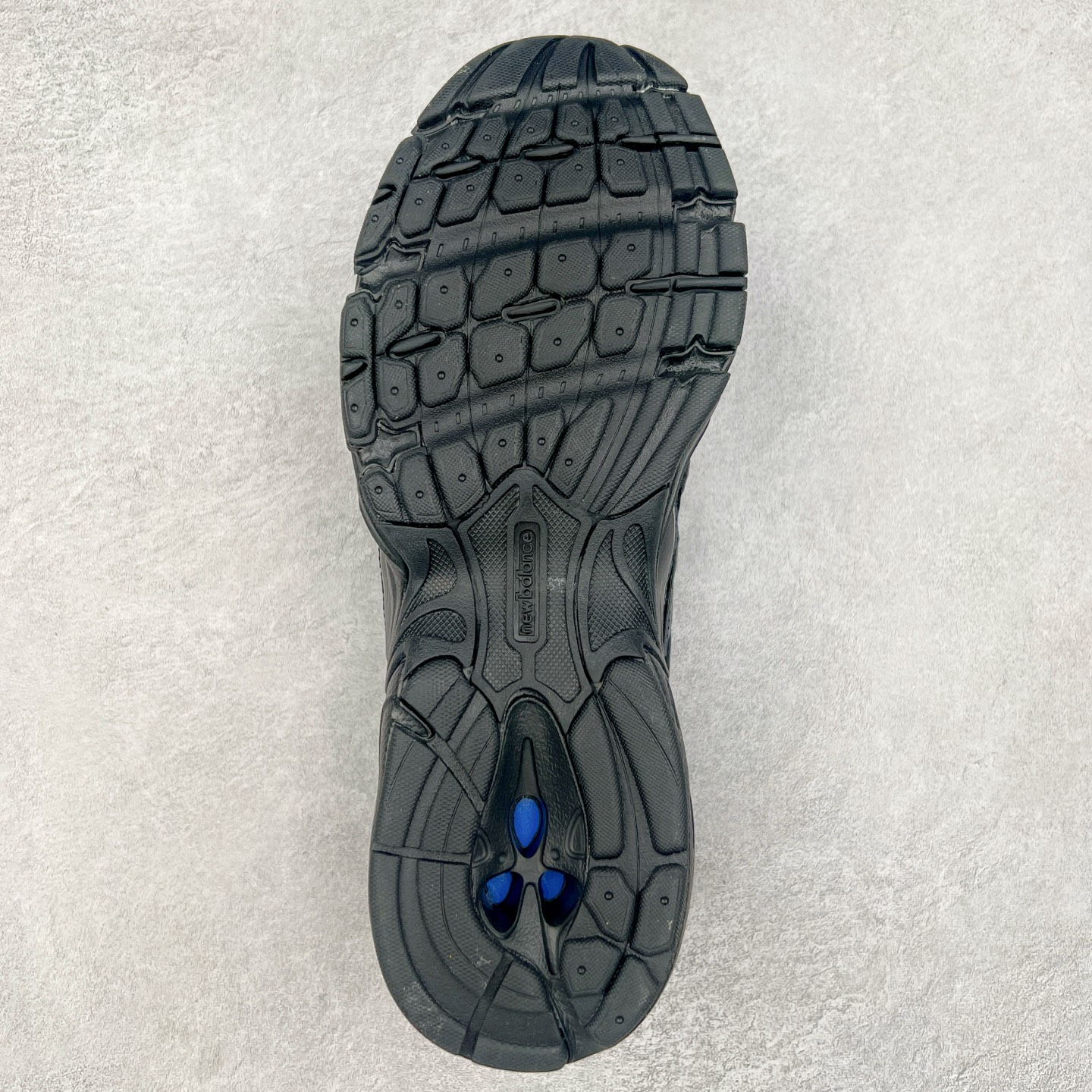 图片[9]-New Balance MR740 NB新百伦系列复古老爹风休闲运动慢跑鞋 采用轻质牛剖革拼接透气网眼衬垫织物鞋面材质 T-Beam大底提供足步弓支撑 保持步态稳定#后跟搭载外露缓震胶 鞋身整体以各种深浅不一的灰色覆盖 鞋头以淡蓝色调装饰，网眼衬垫通过不规律的色块实现做旧的美感 泛黄的鞋底更是进一步增添了复古气息 尺码：36 37 37.5 38 38.5 39.5 40 40.5 41.5 42 42.5 43 44 44.5 45-选品中心