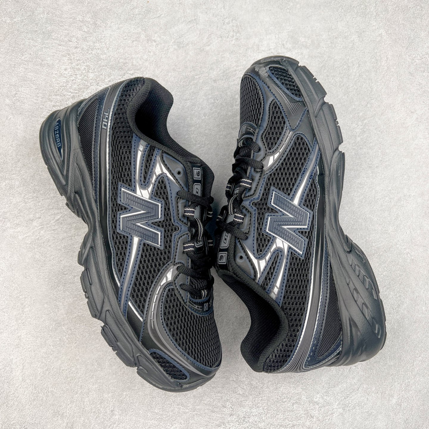 图片[3]-New Balance MR740 NB新百伦系列复古老爹风休闲运动慢跑鞋 采用轻质牛剖革拼接透气网眼衬垫织物鞋面材质 T-Beam大底提供足步弓支撑 保持步态稳定#后跟搭载外露缓震胶 鞋身整体以各种深浅不一的灰色覆盖 鞋头以淡蓝色调装饰，网眼衬垫通过不规律的色块实现做旧的美感 泛黄的鞋底更是进一步增添了复古气息 尺码：36 37 37.5 38 38.5 39.5 40 40.5 41.5 42 42.5 43 44 44.5 45-选品中心