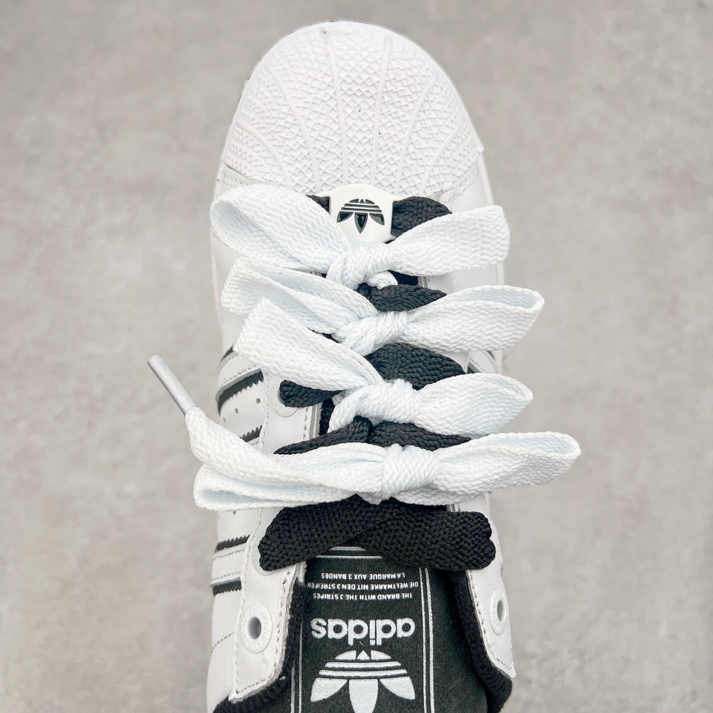 图片[4]-AD Originals Superstar 经典复古贝壳头板鞋 JH5469 诞生于1969年 是第一双将全皮面鞋 身与橡胶鞋头结合在一起的低帮篮球鞋 Superstar最开始 是作为高帮篮球鞋Pro Model的低帮版本而出现的 但因为其独特和醒目的橡胶鞋头造型而让大家熟知 被大家形象地称为\\\”shelltoe\\\”贝壳头 在70年代的美国职业篮球场上 接近3/4的NBA球员都将这双Superstar作为场上用鞋 80年代之后 经过不断的改良和发展 Superstar逐渐成为横跨时装、音乐、街头文化、休闲和运动等各大领域的时尚潮鞋 尺码：36 36.5 37 38 38.5 39 40 40.5 41 42 42.5 43 44 44.5 45-选品中心