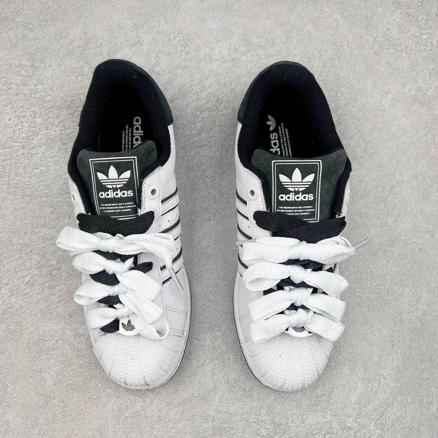 图片[2]-AD Originals Superstar 经典复古贝壳头板鞋 JH5469 诞生于1969年 是第一双将全皮面鞋 身与橡胶鞋头结合在一起的低帮篮球鞋 Superstar最开始 是作为高帮篮球鞋Pro Model的低帮版本而出现的 但因为其独特和醒目的橡胶鞋头造型而让大家熟知 被大家形象地称为\\\”shelltoe\\\”贝壳头 在70年代的美国职业篮球场上 接近3/4的NBA球员都将这双Superstar作为场上用鞋 80年代之后 经过不断的改良和发展 Superstar逐渐成为横跨时装、音乐、街头文化、休闲和运动等各大领域的时尚潮鞋 尺码：36 36.5 37 38 38.5 39 40 40.5 41 42 42.5 43 44 44.5 45-选品中心