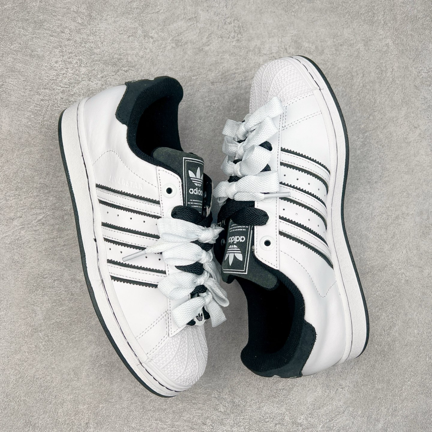 图片[3]-AD Originals Superstar 经典复古贝壳头板鞋 JH5469 诞生于1969年 是第一双将全皮面鞋 身与橡胶鞋头结合在一起的低帮篮球鞋 Superstar最开始 是作为高帮篮球鞋Pro Model的低帮版本而出现的 但因为其独特和醒目的橡胶鞋头造型而让大家熟知 被大家形象地称为\\\”shelltoe\\\”贝壳头 在70年代的美国职业篮球场上 接近3/4的NBA球员都将这双Superstar作为场上用鞋 80年代之后 经过不断的改良和发展 Superstar逐渐成为横跨时装、音乐、街头文化、休闲和运动等各大领域的时尚潮鞋 尺码：36 36.5 37 38 38.5 39 40 40.5 41 42 42.5 43 44 44.5 45-选品中心