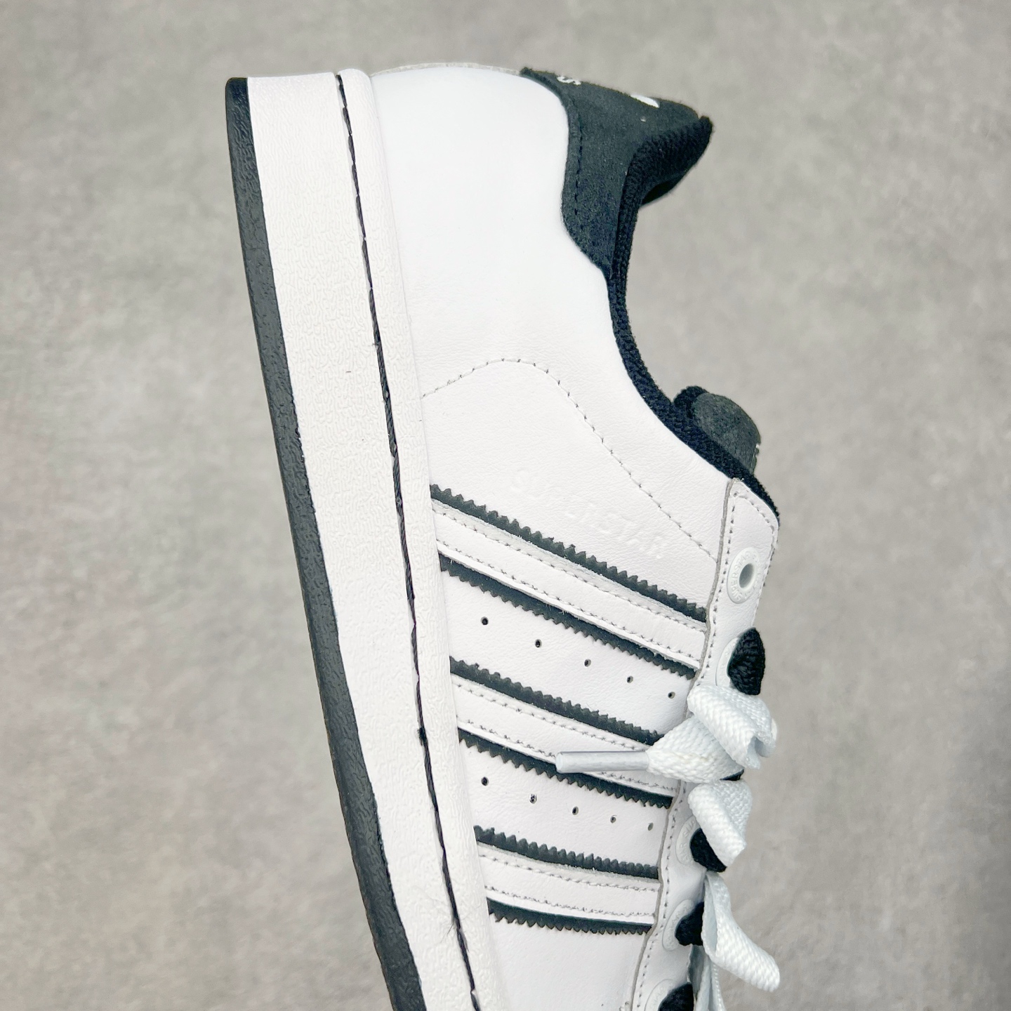 图片[6]-AD Originals Superstar 经典复古贝壳头板鞋 JH5469 诞生于1969年 是第一双将全皮面鞋 身与橡胶鞋头结合在一起的低帮篮球鞋 Superstar最开始 是作为高帮篮球鞋Pro Model的低帮版本而出现的 但因为其独特和醒目的橡胶鞋头造型而让大家熟知 被大家形象地称为\\\”shelltoe\\\”贝壳头 在70年代的美国职业篮球场上 接近3/4的NBA球员都将这双Superstar作为场上用鞋 80年代之后 经过不断的改良和发展 Superstar逐渐成为横跨时装、音乐、街头文化、休闲和运动等各大领域的时尚潮鞋 尺码：36 36.5 37 38 38.5 39 40 40.5 41 42 42.5 43 44 44.5 45-选品中心