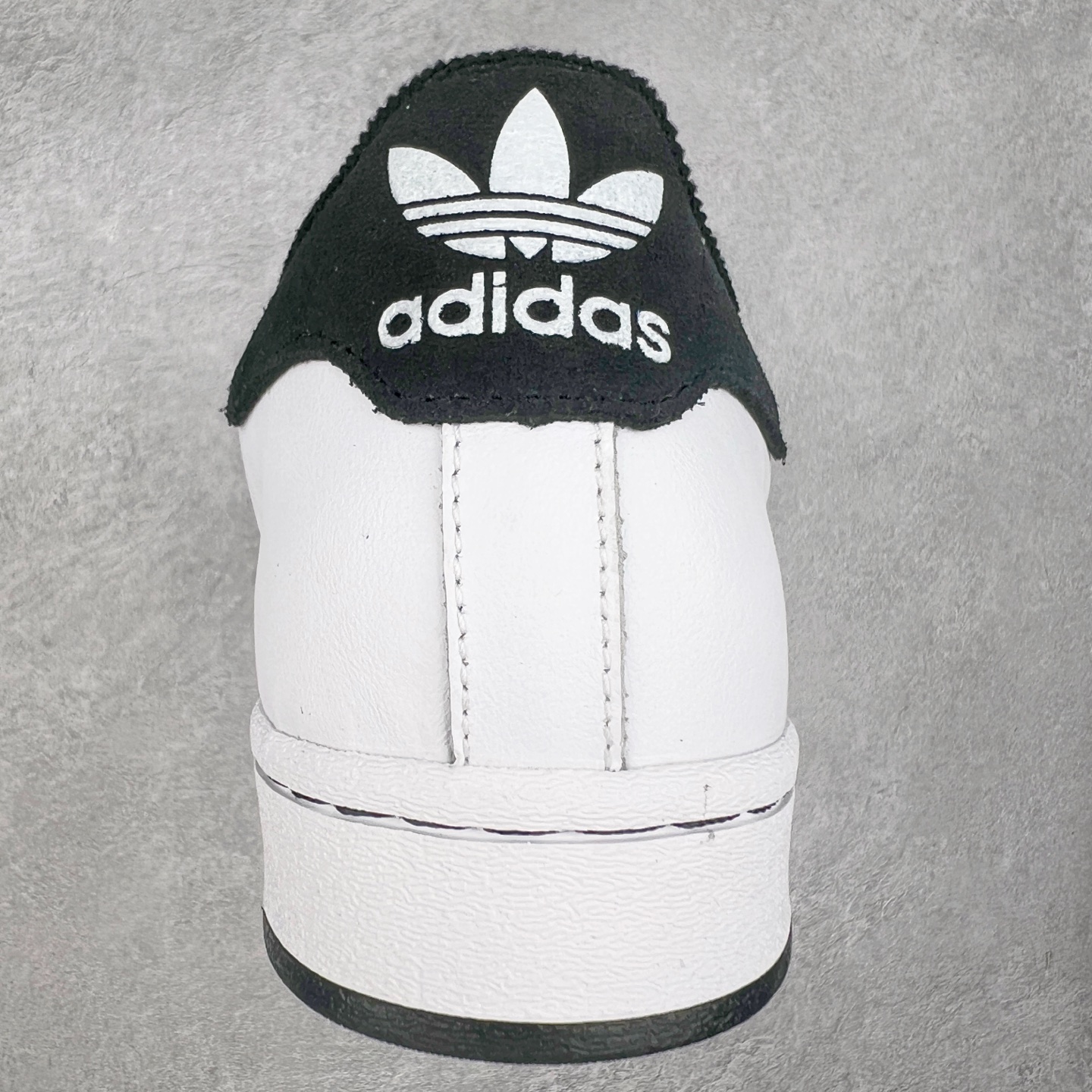 图片[8]-AD Originals Superstar 经典复古贝壳头板鞋 JH5469 诞生于1969年 是第一双将全皮面鞋 身与橡胶鞋头结合在一起的低帮篮球鞋 Superstar最开始 是作为高帮篮球鞋Pro Model的低帮版本而出现的 但因为其独特和醒目的橡胶鞋头造型而让大家熟知 被大家形象地称为\\\”shelltoe\\\”贝壳头 在70年代的美国职业篮球场上 接近3/4的NBA球员都将这双Superstar作为场上用鞋 80年代之后 经过不断的改良和发展 Superstar逐渐成为横跨时装、音乐、街头文化、休闲和运动等各大领域的时尚潮鞋 尺码：36 36.5 37 38 38.5 39 40 40.5 41 42 42.5 43 44 44.5 45-选品中心