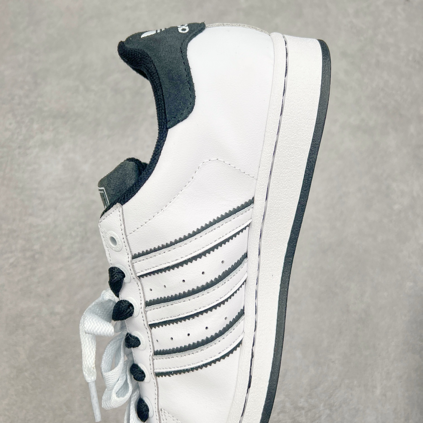 图片[7]-AD Originals Superstar 经典复古贝壳头板鞋 JH5469 诞生于1969年 是第一双将全皮面鞋 身与橡胶鞋头结合在一起的低帮篮球鞋 Superstar最开始 是作为高帮篮球鞋Pro Model的低帮版本而出现的 但因为其独特和醒目的橡胶鞋头造型而让大家熟知 被大家形象地称为\\\”shelltoe\\\”贝壳头 在70年代的美国职业篮球场上 接近3/4的NBA球员都将这双Superstar作为场上用鞋 80年代之后 经过不断的改良和发展 Superstar逐渐成为横跨时装、音乐、街头文化、休闲和运动等各大领域的时尚潮鞋 尺码：36 36.5 37 38 38.5 39 40 40.5 41 42 42.5 43 44 44.5 45-选品中心