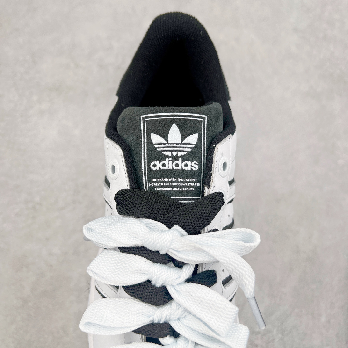 图片[5]-AD Originals Superstar 经典复古贝壳头板鞋 JH5469 诞生于1969年 是第一双将全皮面鞋 身与橡胶鞋头结合在一起的低帮篮球鞋 Superstar最开始 是作为高帮篮球鞋Pro Model的低帮版本而出现的 但因为其独特和醒目的橡胶鞋头造型而让大家熟知 被大家形象地称为\\\”shelltoe\\\”贝壳头 在70年代的美国职业篮球场上 接近3/4的NBA球员都将这双Superstar作为场上用鞋 80年代之后 经过不断的改良和发展 Superstar逐渐成为横跨时装、音乐、街头文化、休闲和运动等各大领域的时尚潮鞋 尺码：36 36.5 37 38 38.5 39 40 40.5 41 42 42.5 43 44 44.5 45-选品中心