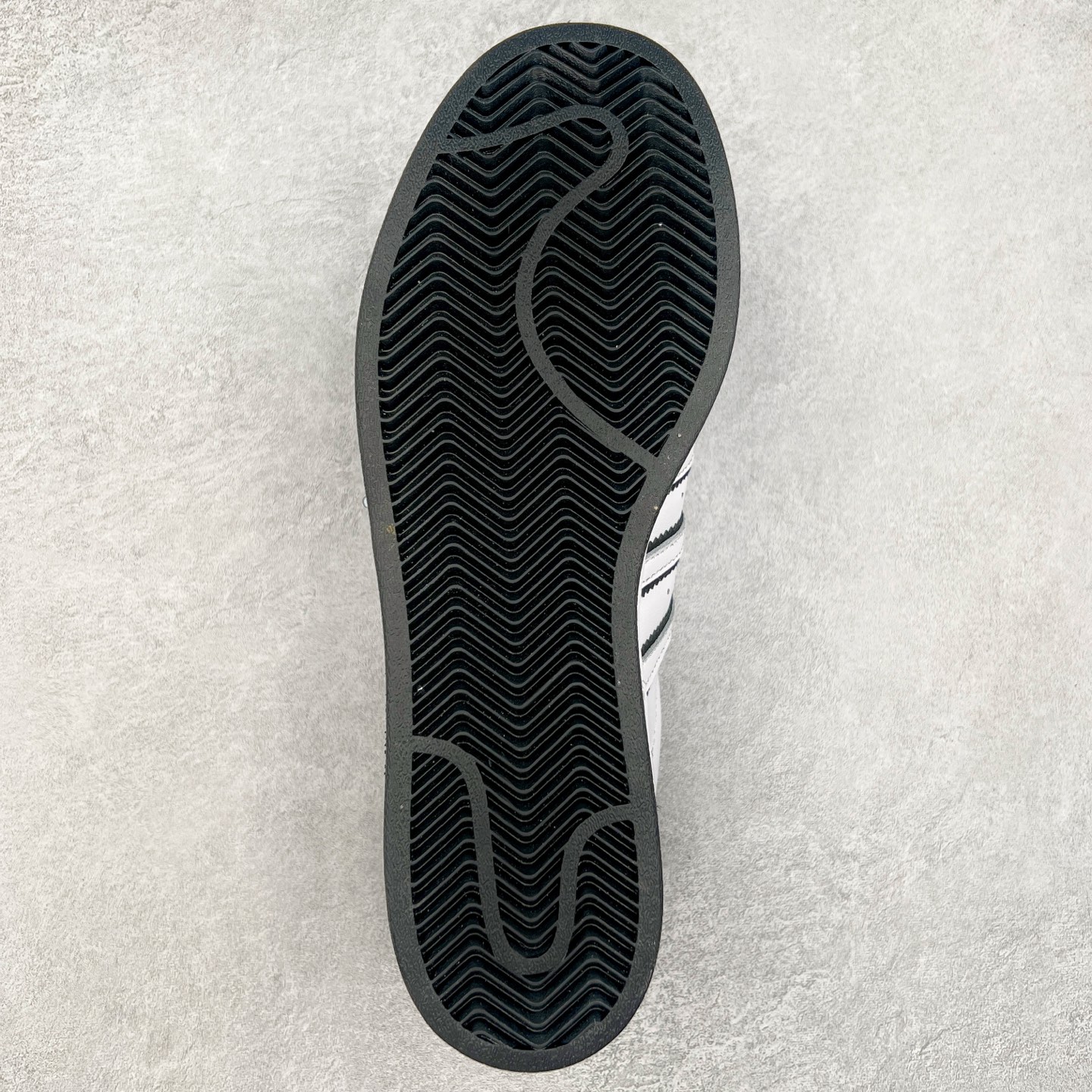 图片[9]-AD Originals Superstar 经典复古贝壳头板鞋 JH5469 诞生于1969年 是第一双将全皮面鞋 身与橡胶鞋头结合在一起的低帮篮球鞋 Superstar最开始 是作为高帮篮球鞋Pro Model的低帮版本而出现的 但因为其独特和醒目的橡胶鞋头造型而让大家熟知 被大家形象地称为\\\”shelltoe\\\”贝壳头 在70年代的美国职业篮球场上 接近3/4的NBA球员都将这双Superstar作为场上用鞋 80年代之后 经过不断的改良和发展 Superstar逐渐成为横跨时装、音乐、街头文化、休闲和运动等各大领域的时尚潮鞋 尺码：36 36.5 37 38 38.5 39 40 40.5 41 42 42.5 43 44 44.5 45-选品中心