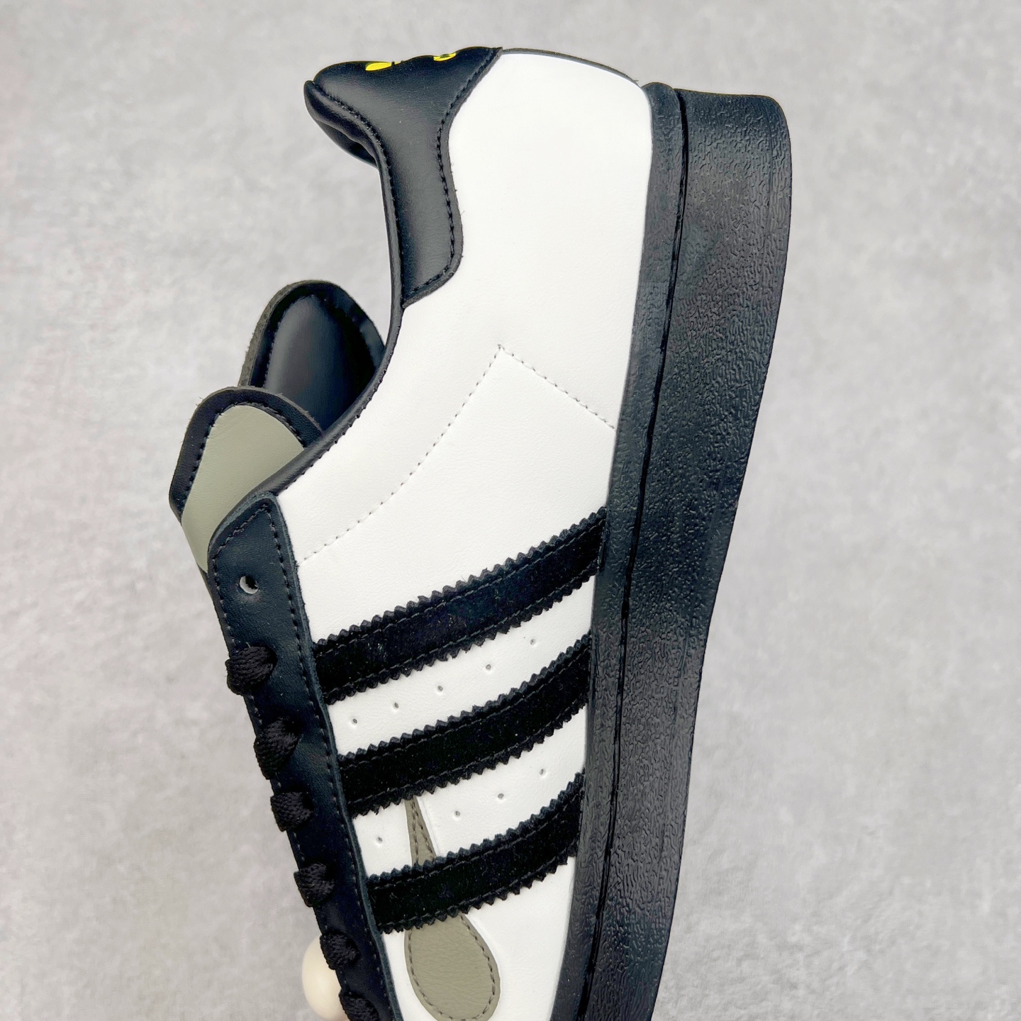 图片[7]-AD Originals Superstar 经典复古贝壳头板鞋 JQ8778 诞生于1969年 是第一双将全皮面鞋 身与橡胶鞋头结合在一起的低帮篮球鞋 Superstar最开始 是作为高帮篮球鞋Pro Model的低帮版本而出现的 但因为其独特和醒目的橡胶鞋头造型而让大家熟知 被大家形象地称为\\\”shelltoe\\\”贝壳头 在70年代的美国职业篮球场上 接近3/4的NBA球员都将这双Superstar作为场上用鞋 80年代之后 经过不断的改良和发展 Superstar逐渐成为横跨时装、音乐、街头文化、休闲和运动等各大领域的时尚潮鞋 尺码：36 36.5 37 38 38.5 39 40 40.5 41 42 42.5 43 44 44.5 45-选品中心