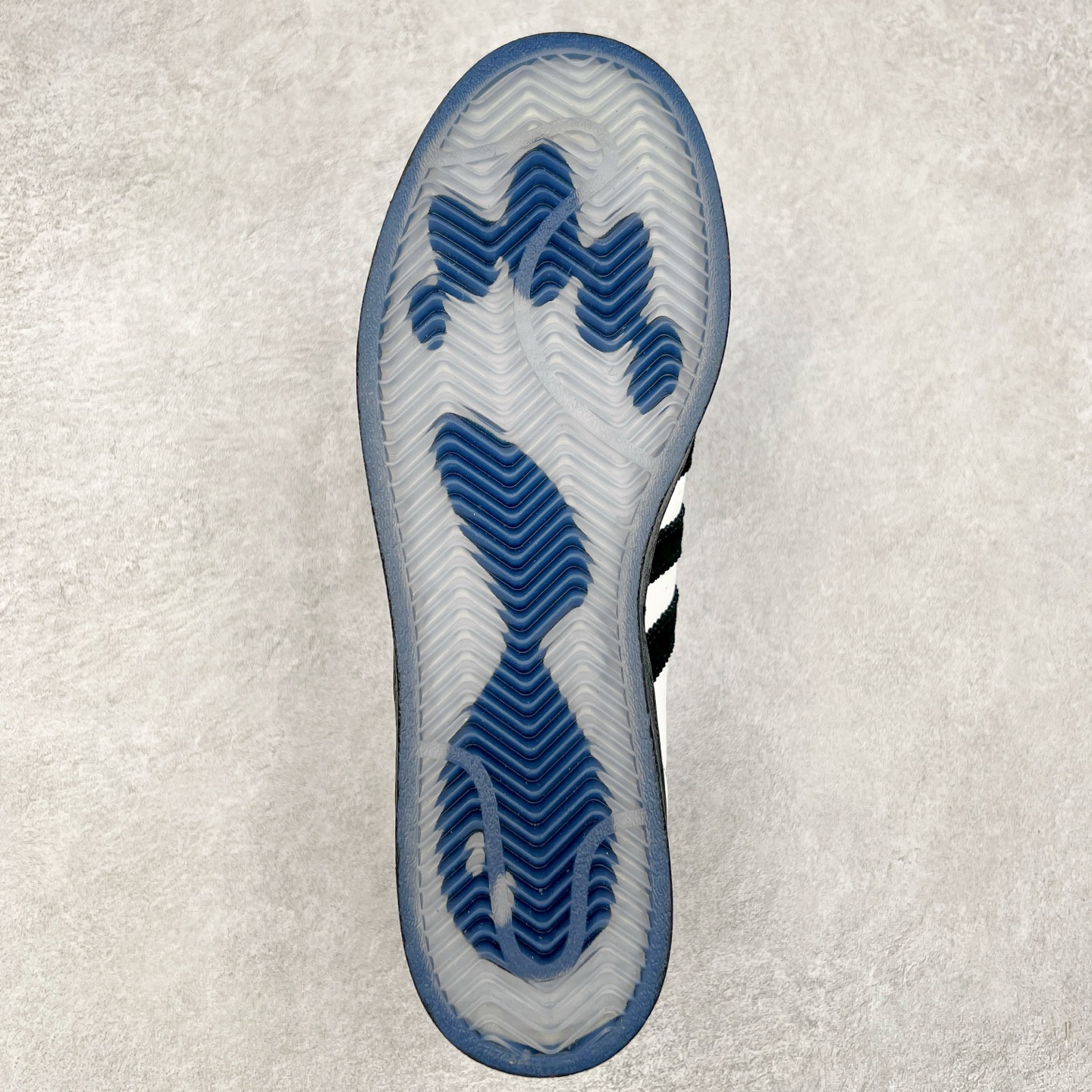 图片[9]-AD Originals Superstar 经典复古贝壳头板鞋 JQ8778 诞生于1969年 是第一双将全皮面鞋 身与橡胶鞋头结合在一起的低帮篮球鞋 Superstar最开始 是作为高帮篮球鞋Pro Model的低帮版本而出现的 但因为其独特和醒目的橡胶鞋头造型而让大家熟知 被大家形象地称为\\\”shelltoe\\\”贝壳头 在70年代的美国职业篮球场上 接近3/4的NBA球员都将这双Superstar作为场上用鞋 80年代之后 经过不断的改良和发展 Superstar逐渐成为横跨时装、音乐、街头文化、休闲和运动等各大领域的时尚潮鞋 尺码：36 36.5 37 38 38.5 39 40 40.5 41 42 42.5 43 44 44.5 45-选品中心