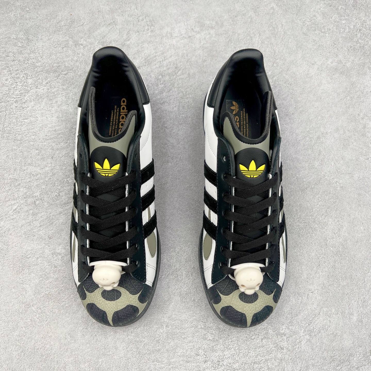 图片[2]-AD Originals Superstar 经典复古贝壳头板鞋 JQ8778 诞生于1969年 是第一双将全皮面鞋 身与橡胶鞋头结合在一起的低帮篮球鞋 Superstar最开始 是作为高帮篮球鞋Pro Model的低帮版本而出现的 但因为其独特和醒目的橡胶鞋头造型而让大家熟知 被大家形象地称为\\\”shelltoe\\\”贝壳头 在70年代的美国职业篮球场上 接近3/4的NBA球员都将这双Superstar作为场上用鞋 80年代之后 经过不断的改良和发展 Superstar逐渐成为横跨时装、音乐、街头文化、休闲和运动等各大领域的时尚潮鞋 尺码：36 36.5 37 38 38.5 39 40 40.5 41 42 42.5 43 44 44.5 45-选品中心