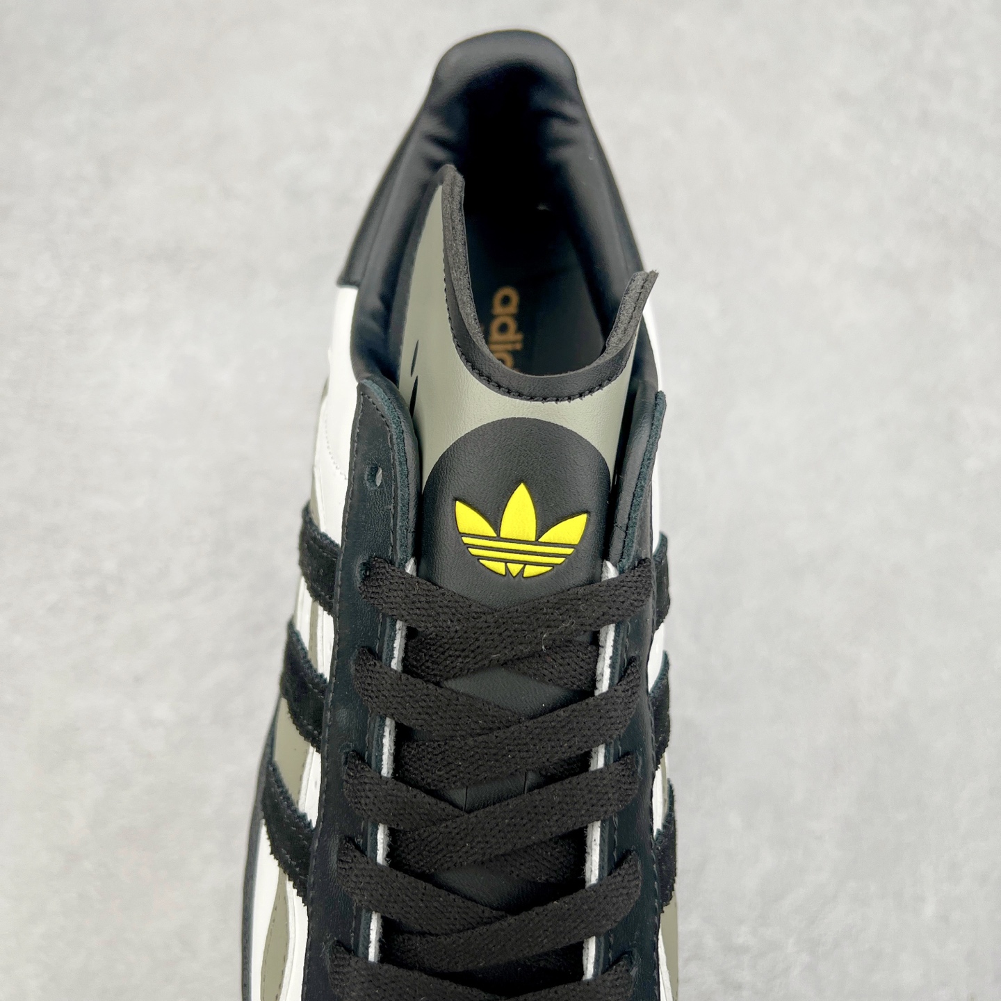 图片[5]-AD Originals Superstar 经典复古贝壳头板鞋 JQ8778 诞生于1969年 是第一双将全皮面鞋 身与橡胶鞋头结合在一起的低帮篮球鞋 Superstar最开始 是作为高帮篮球鞋Pro Model的低帮版本而出现的 但因为其独特和醒目的橡胶鞋头造型而让大家熟知 被大家形象地称为\\\”shelltoe\\\”贝壳头 在70年代的美国职业篮球场上 接近3/4的NBA球员都将这双Superstar作为场上用鞋 80年代之后 经过不断的改良和发展 Superstar逐渐成为横跨时装、音乐、街头文化、休闲和运动等各大领域的时尚潮鞋 尺码：36 36.5 37 38 38.5 39 40 40.5 41 42 42.5 43 44 44.5 45-选品中心