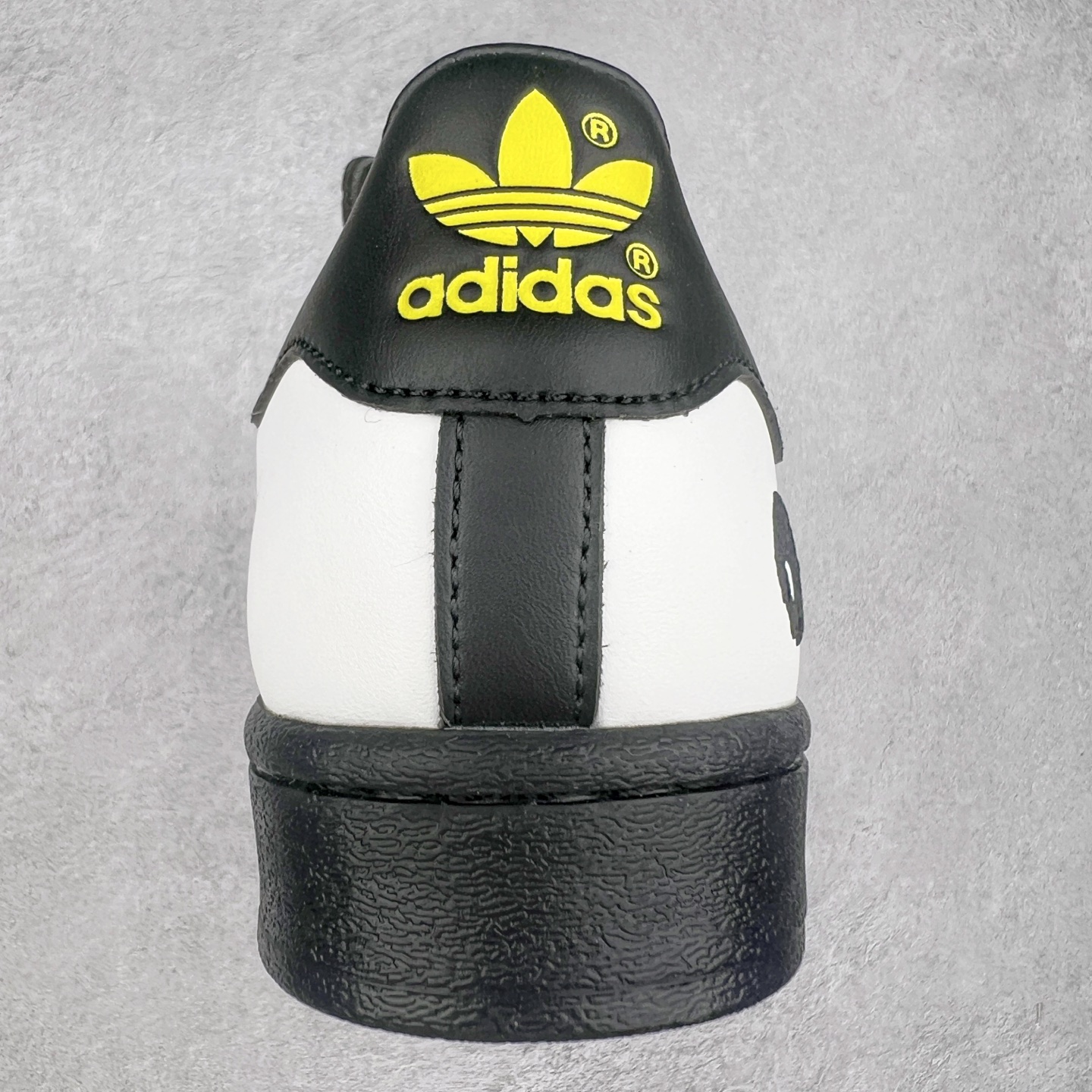 图片[8]-AD Originals Superstar 经典复古贝壳头板鞋 JQ8778 诞生于1969年 是第一双将全皮面鞋 身与橡胶鞋头结合在一起的低帮篮球鞋 Superstar最开始 是作为高帮篮球鞋Pro Model的低帮版本而出现的 但因为其独特和醒目的橡胶鞋头造型而让大家熟知 被大家形象地称为\\\”shelltoe\\\”贝壳头 在70年代的美国职业篮球场上 接近3/4的NBA球员都将这双Superstar作为场上用鞋 80年代之后 经过不断的改良和发展 Superstar逐渐成为横跨时装、音乐、街头文化、休闲和运动等各大领域的时尚潮鞋 尺码：36 36.5 37 38 38.5 39 40 40.5 41 42 42.5 43 44 44.5 45-选品中心