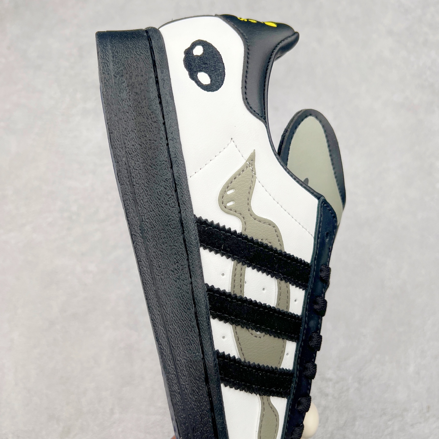 图片[6]-AD Originals Superstar 经典复古贝壳头板鞋 JQ8778 诞生于1969年 是第一双将全皮面鞋 身与橡胶鞋头结合在一起的低帮篮球鞋 Superstar最开始 是作为高帮篮球鞋Pro Model的低帮版本而出现的 但因为其独特和醒目的橡胶鞋头造型而让大家熟知 被大家形象地称为\\\”shelltoe\\\”贝壳头 在70年代的美国职业篮球场上 接近3/4的NBA球员都将这双Superstar作为场上用鞋 80年代之后 经过不断的改良和发展 Superstar逐渐成为横跨时装、音乐、街头文化、休闲和运动等各大领域的时尚潮鞋 尺码：36 36.5 37 38 38.5 39 40 40.5 41 42 42.5 43 44 44.5 45-选品中心