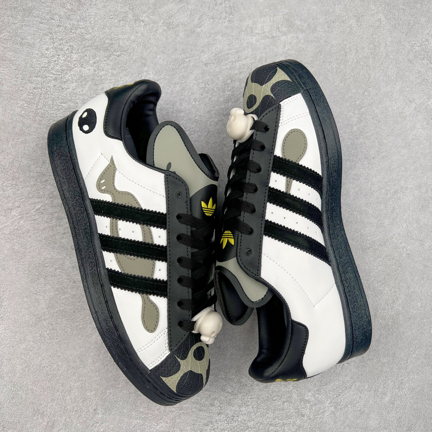 图片[3]-AD Originals Superstar 经典复古贝壳头板鞋 JQ8778 诞生于1969年 是第一双将全皮面鞋 身与橡胶鞋头结合在一起的低帮篮球鞋 Superstar最开始 是作为高帮篮球鞋Pro Model的低帮版本而出现的 但因为其独特和醒目的橡胶鞋头造型而让大家熟知 被大家形象地称为\\\”shelltoe\\\”贝壳头 在70年代的美国职业篮球场上 接近3/4的NBA球员都将这双Superstar作为场上用鞋 80年代之后 经过不断的改良和发展 Superstar逐渐成为横跨时装、音乐、街头文化、休闲和运动等各大领域的时尚潮鞋 尺码：36 36.5 37 38 38.5 39 40 40.5 41 42 42.5 43 44 44.5 45-选品中心