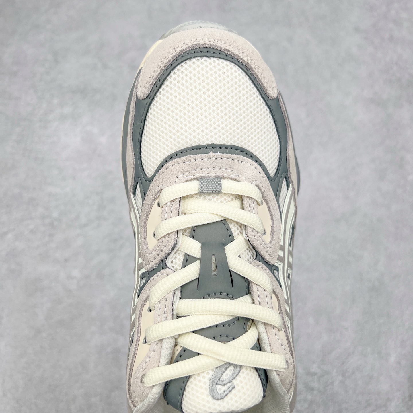 图片[4]-＃福利特价 Asics GEL-NYC 亚瑟士防滑耐磨透气低帮运动休闲鞋 GEL-NYC™ 运动鞋的灵感源自传统和现代高性能跑步风格 其鞋面结构参考了 2000 年代初的 GEL-NIMBUS™ 3 鞋 并将其与 MC-PLUS V 设计中的各种装饰融为一体 该工装通过使用 GEL-CUMULUS® 16 鞋的工装系统来对比鞋面的复古风格 通过轻质泡沫和 GEL® 技术嵌入物的结合 这种中底结构有助于创造先进的脚底舒适度 尺码：37.5 38 39 40.5 41.5 42 42.5 43.5 44 45-选品中心