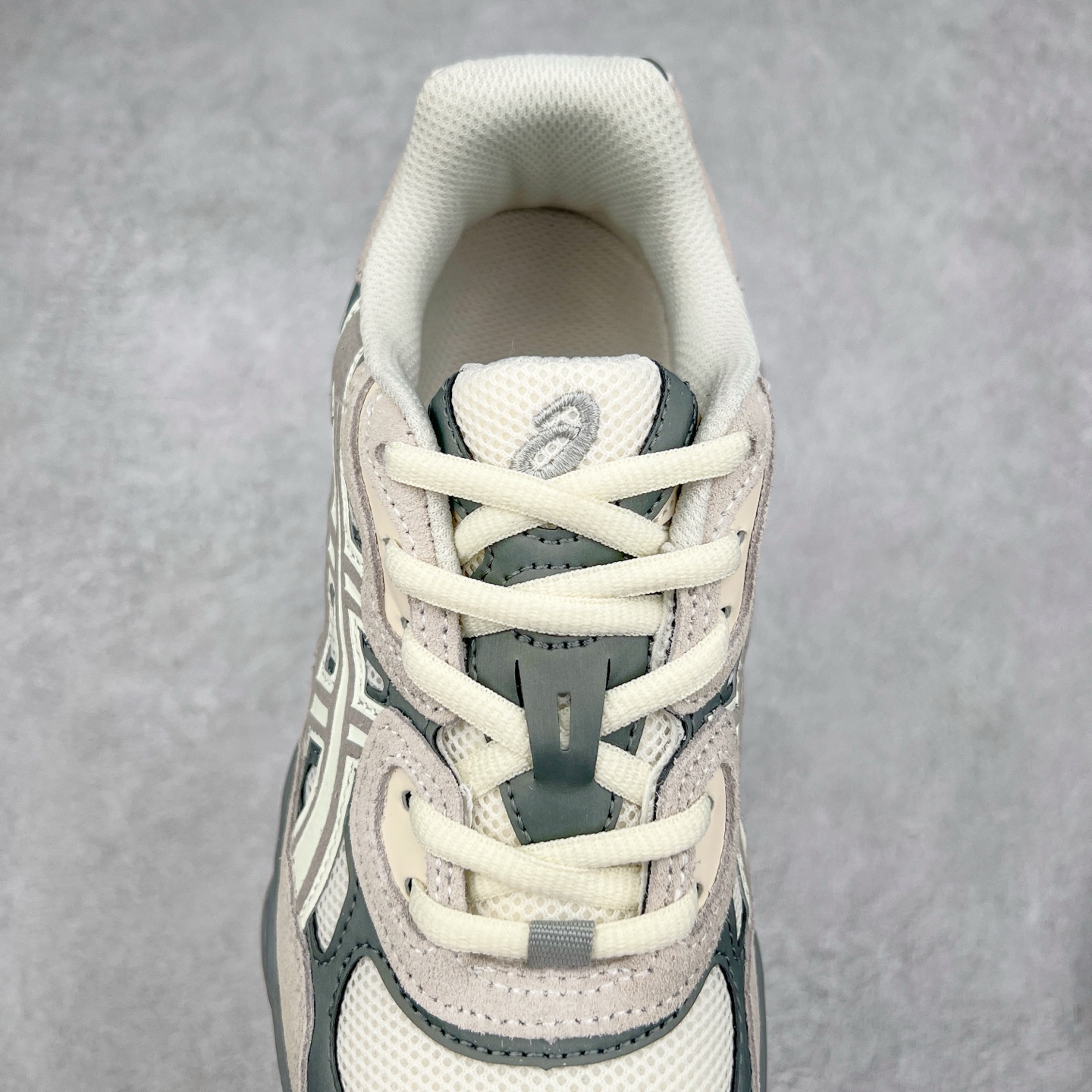 图片[5]-＃福利特价 Asics GEL-NYC 亚瑟士防滑耐磨透气低帮运动休闲鞋 GEL-NYC™ 运动鞋的灵感源自传统和现代高性能跑步风格 其鞋面结构参考了 2000 年代初的 GEL-NIMBUS™ 3 鞋 并将其与 MC-PLUS V 设计中的各种装饰融为一体 该工装通过使用 GEL-CUMULUS® 16 鞋的工装系统来对比鞋面的复古风格 通过轻质泡沫和 GEL® 技术嵌入物的结合 这种中底结构有助于创造先进的脚底舒适度 尺码：37.5 38 39 40.5 41.5 42 42.5 43.5 44 45-选品中心