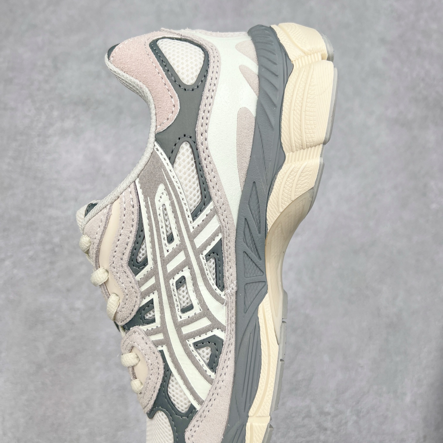 图片[7]-＃福利特价 Asics GEL-NYC 亚瑟士防滑耐磨透气低帮运动休闲鞋 GEL-NYC™ 运动鞋的灵感源自传统和现代高性能跑步风格 其鞋面结构参考了 2000 年代初的 GEL-NIMBUS™ 3 鞋 并将其与 MC-PLUS V 设计中的各种装饰融为一体 该工装通过使用 GEL-CUMULUS® 16 鞋的工装系统来对比鞋面的复古风格 通过轻质泡沫和 GEL® 技术嵌入物的结合 这种中底结构有助于创造先进的脚底舒适度 尺码：37.5 38 39 40.5 41.5 42 42.5 43.5 44 45-选品中心