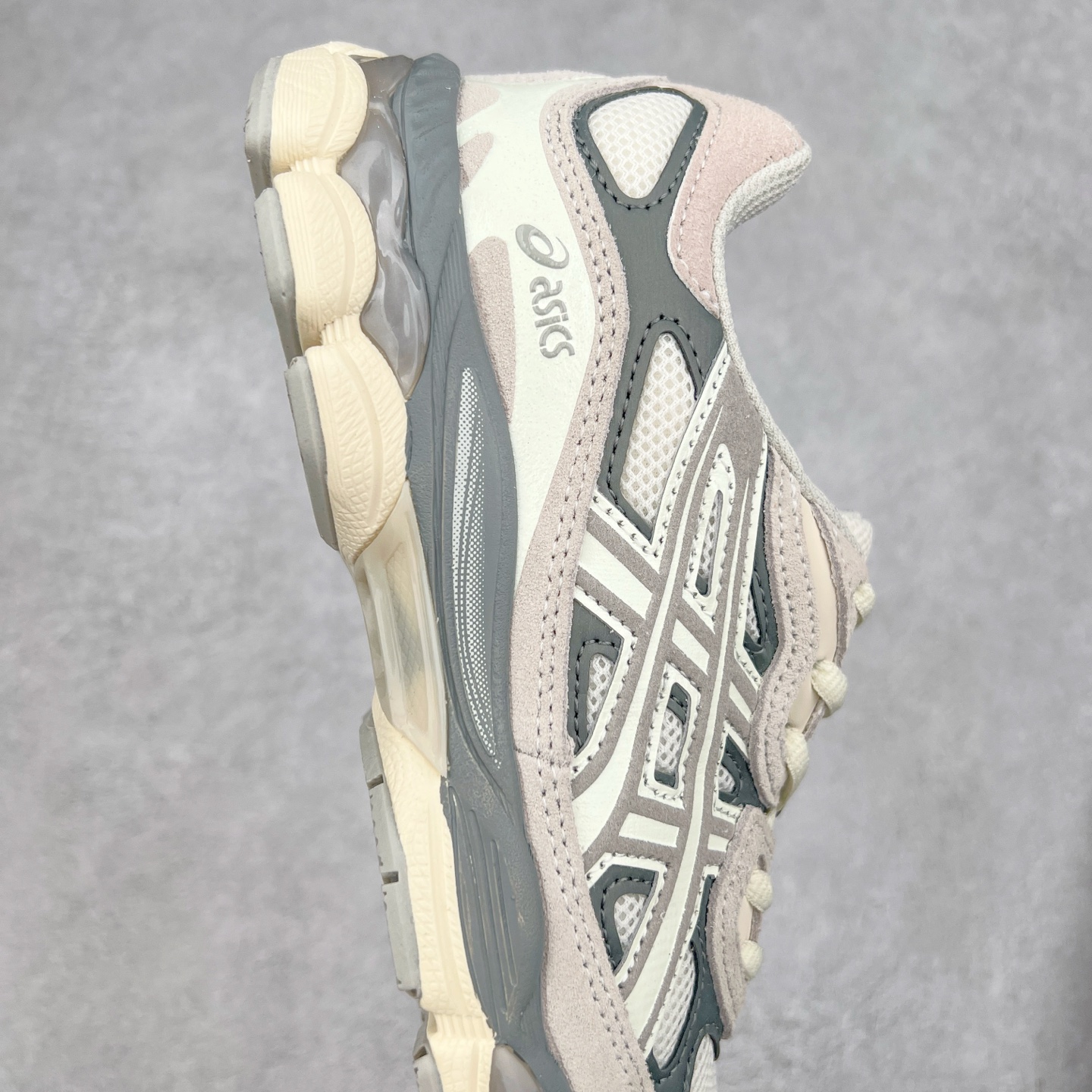 图片[6]-＃福利特价 Asics GEL-NYC 亚瑟士防滑耐磨透气低帮运动休闲鞋 GEL-NYC™ 运动鞋的灵感源自传统和现代高性能跑步风格 其鞋面结构参考了 2000 年代初的 GEL-NIMBUS™ 3 鞋 并将其与 MC-PLUS V 设计中的各种装饰融为一体 该工装通过使用 GEL-CUMULUS® 16 鞋的工装系统来对比鞋面的复古风格 通过轻质泡沫和 GEL® 技术嵌入物的结合 这种中底结构有助于创造先进的脚底舒适度 尺码：37.5 38 39 40.5 41.5 42 42.5 43.5 44 45-选品中心