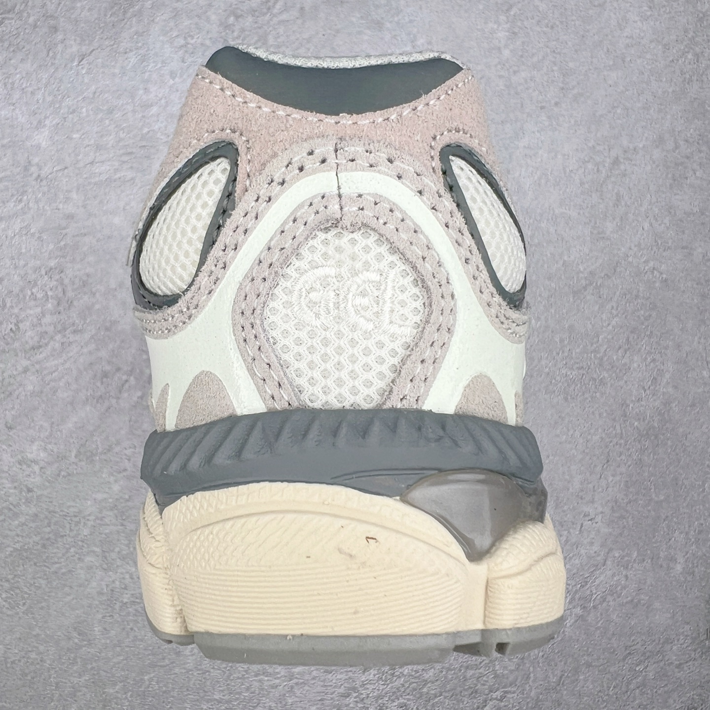 图片[8]-＃福利特价 Asics GEL-NYC 亚瑟士防滑耐磨透气低帮运动休闲鞋 GEL-NYC™ 运动鞋的灵感源自传统和现代高性能跑步风格 其鞋面结构参考了 2000 年代初的 GEL-NIMBUS™ 3 鞋 并将其与 MC-PLUS V 设计中的各种装饰融为一体 该工装通过使用 GEL-CUMULUS® 16 鞋的工装系统来对比鞋面的复古风格 通过轻质泡沫和 GEL® 技术嵌入物的结合 这种中底结构有助于创造先进的脚底舒适度 尺码：37.5 38 39 40.5 41.5 42 42.5 43.5 44 45-选品中心