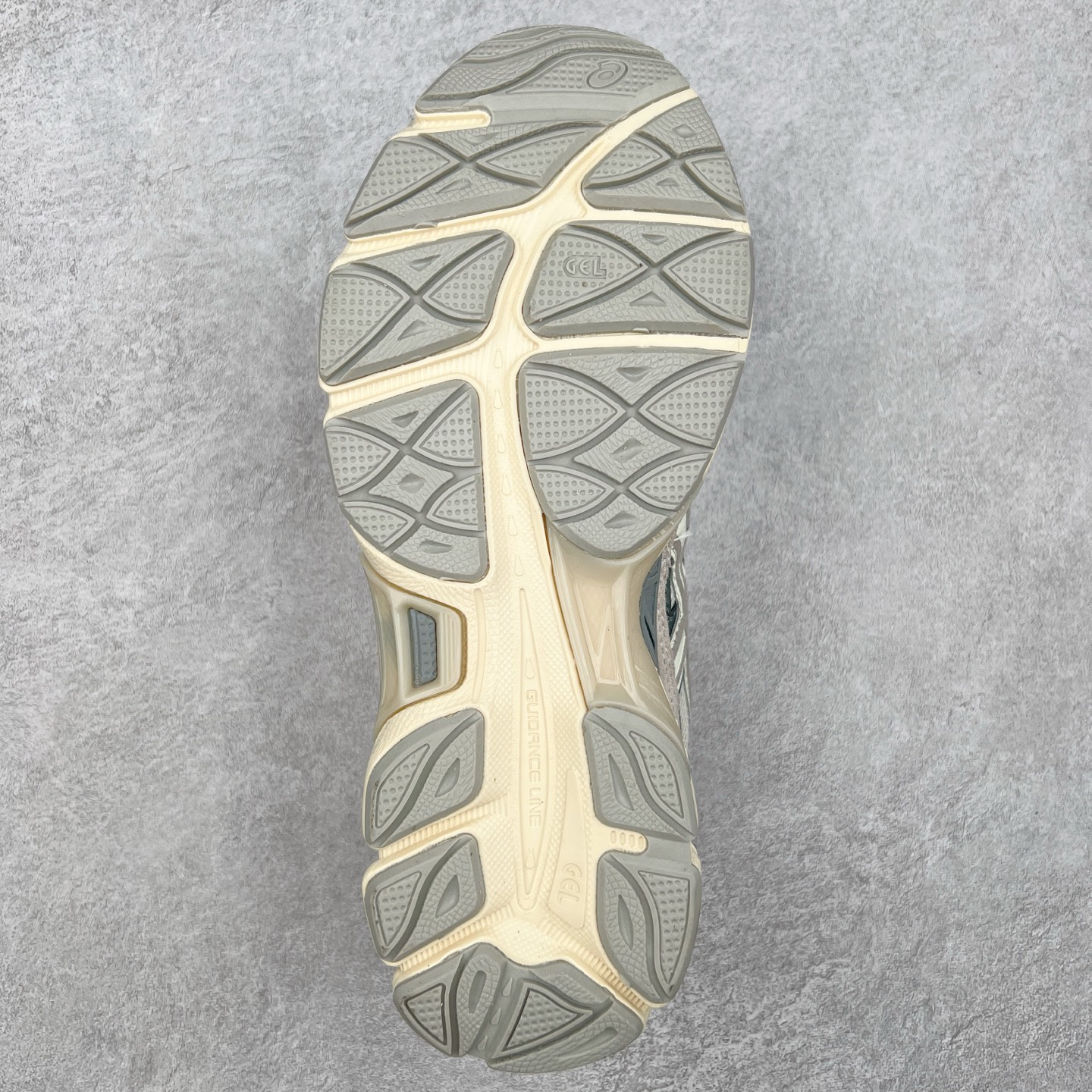 图片[9]-＃福利特价 Asics GEL-NYC 亚瑟士防滑耐磨透气低帮运动休闲鞋 GEL-NYC™ 运动鞋的灵感源自传统和现代高性能跑步风格 其鞋面结构参考了 2000 年代初的 GEL-NIMBUS™ 3 鞋 并将其与 MC-PLUS V 设计中的各种装饰融为一体 该工装通过使用 GEL-CUMULUS® 16 鞋的工装系统来对比鞋面的复古风格 通过轻质泡沫和 GEL® 技术嵌入物的结合 这种中底结构有助于创造先进的脚底舒适度 尺码：37.5 38 39 40.5 41.5 42 42.5 43.5 44 45-选品中心