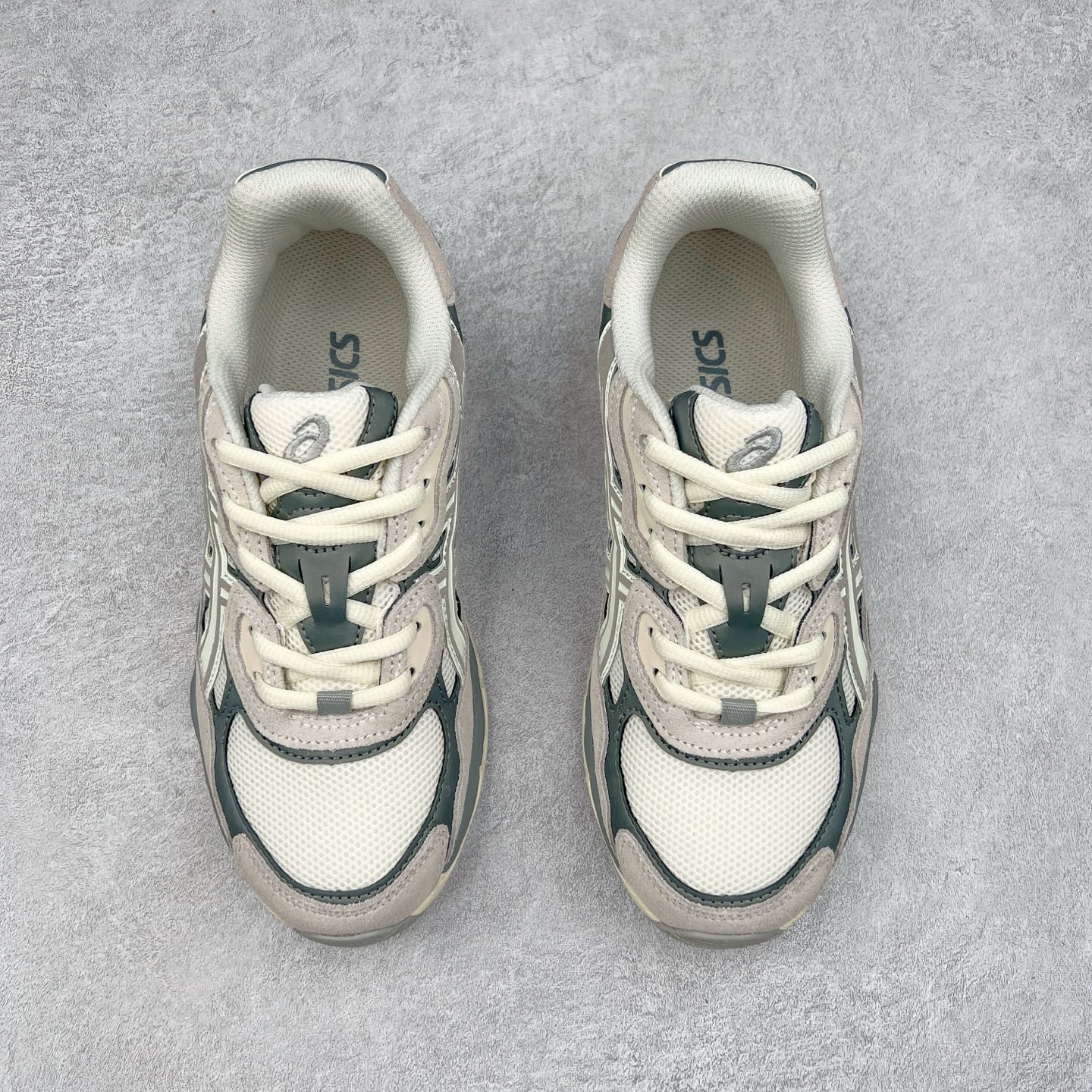 图片[2]-＃福利特价 Asics GEL-NYC 亚瑟士防滑耐磨透气低帮运动休闲鞋 GEL-NYC™ 运动鞋的灵感源自传统和现代高性能跑步风格 其鞋面结构参考了 2000 年代初的 GEL-NIMBUS™ 3 鞋 并将其与 MC-PLUS V 设计中的各种装饰融为一体 该工装通过使用 GEL-CUMULUS® 16 鞋的工装系统来对比鞋面的复古风格 通过轻质泡沫和 GEL® 技术嵌入物的结合 这种中底结构有助于创造先进的脚底舒适度 尺码：37.5 38 39 40.5 41.5 42 42.5 43.5 44 45-选品中心