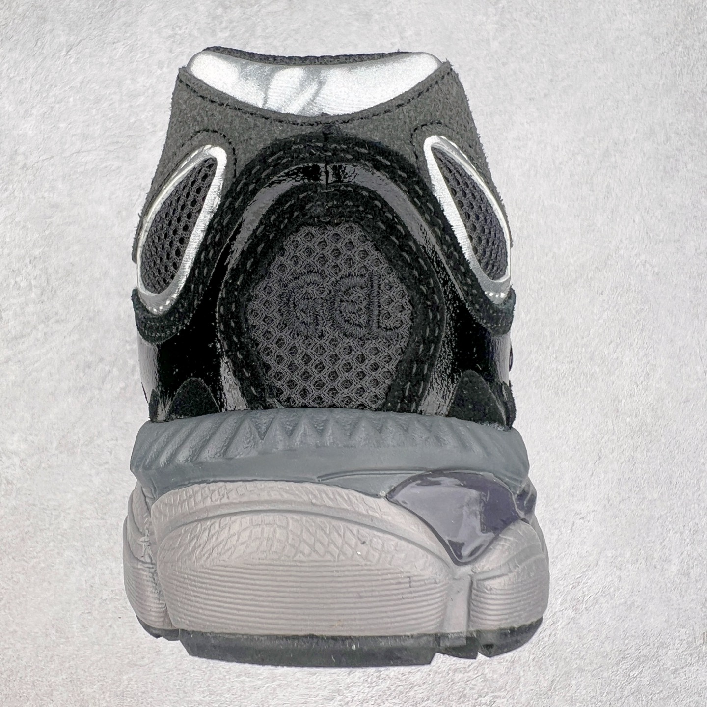 图片[8]-＃福利特价 Asics GEL-NYC 亚瑟士防滑耐磨透气低帮运动休闲鞋 GEL-NYC™ 运动鞋的灵感源自传统和现代高性能跑步风格 其鞋面结构参考了 2000 年代初的 GEL-NIMBUS™ 3 鞋 并将其与 MC-PLUS V 设计中的各种装饰融为一体 该工装通过使用 GEL-CUMULUS® 16 鞋的工装系统来对比鞋面的复古风格 通过轻质泡沫和 GEL® 技术嵌入物的结合 这种中底结构有助于创造先进的脚底舒适度 尺码：37.5 38 39 40.5 41.5 42 42.5 43.5 44 45-选品中心