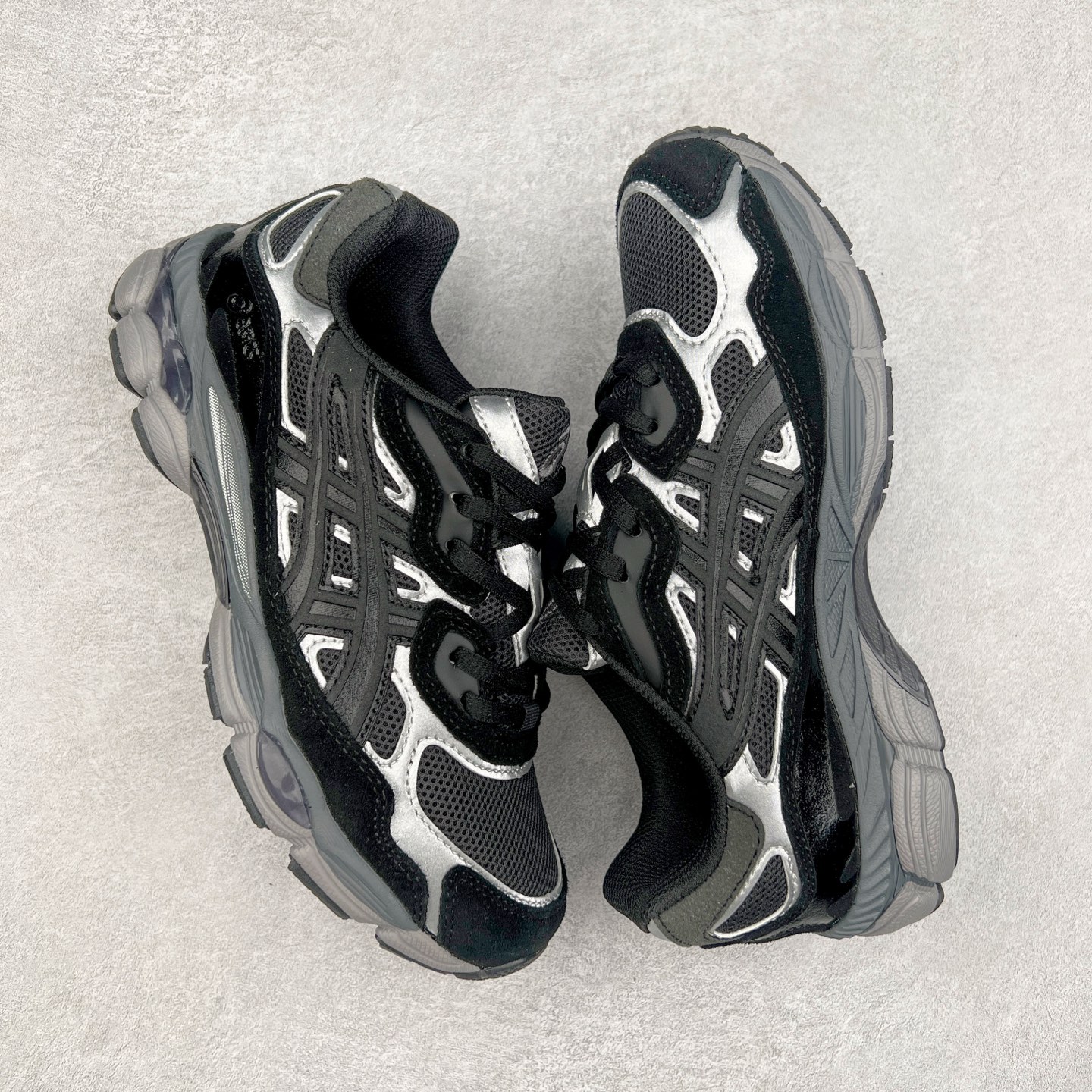 图片[3]-＃福利特价 Asics GEL-NYC 亚瑟士防滑耐磨透气低帮运动休闲鞋 GEL-NYC™ 运动鞋的灵感源自传统和现代高性能跑步风格 其鞋面结构参考了 2000 年代初的 GEL-NIMBUS™ 3 鞋 并将其与 MC-PLUS V 设计中的各种装饰融为一体 该工装通过使用 GEL-CUMULUS® 16 鞋的工装系统来对比鞋面的复古风格 通过轻质泡沫和 GEL® 技术嵌入物的结合 这种中底结构有助于创造先进的脚底舒适度 尺码：37.5 38 39 40.5 41.5 42 42.5 43.5 44 45-选品中心