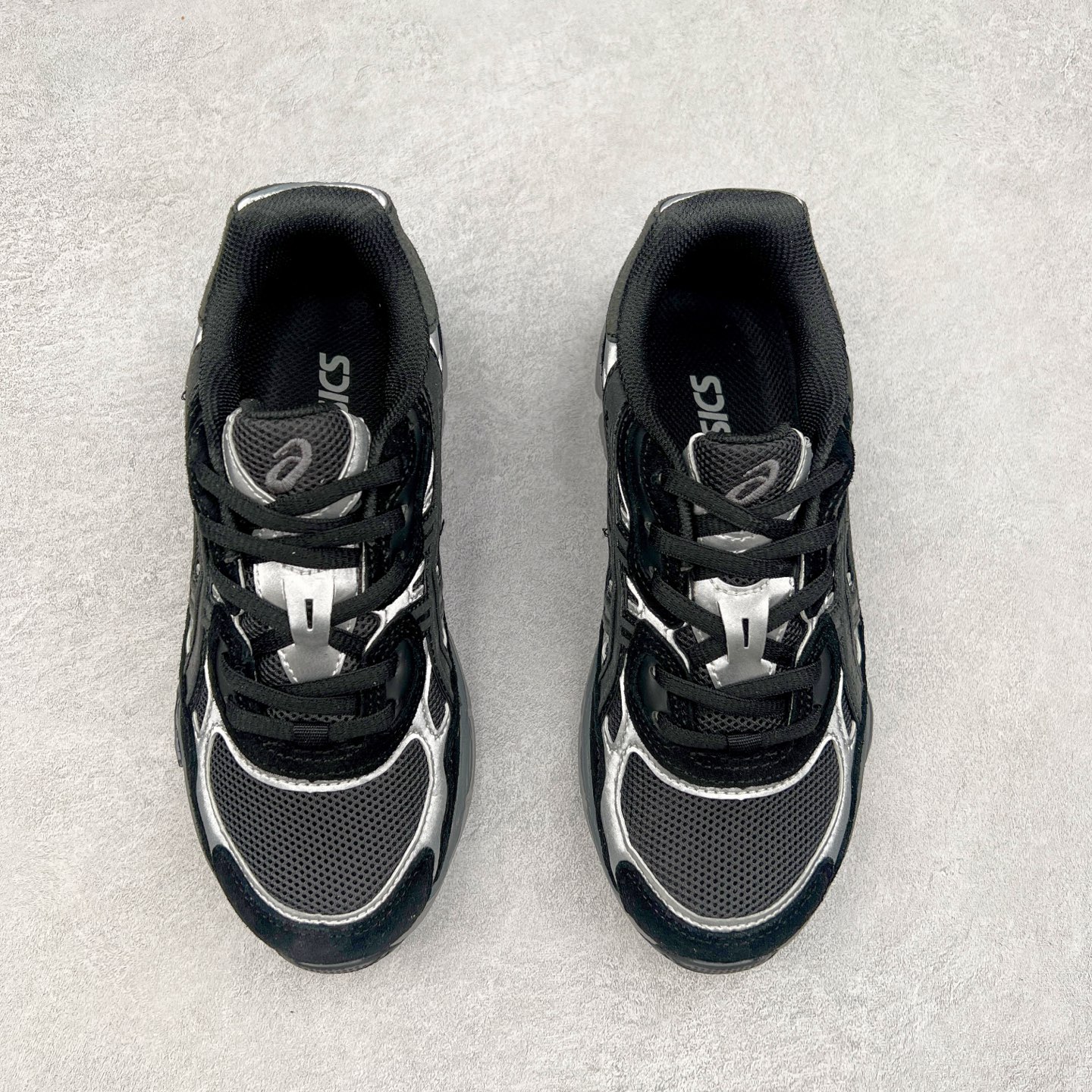 图片[2]-＃福利特价 Asics GEL-NYC 亚瑟士防滑耐磨透气低帮运动休闲鞋 GEL-NYC™ 运动鞋的灵感源自传统和现代高性能跑步风格 其鞋面结构参考了 2000 年代初的 GEL-NIMBUS™ 3 鞋 并将其与 MC-PLUS V 设计中的各种装饰融为一体 该工装通过使用 GEL-CUMULUS® 16 鞋的工装系统来对比鞋面的复古风格 通过轻质泡沫和 GEL® 技术嵌入物的结合 这种中底结构有助于创造先进的脚底舒适度 尺码：37.5 38 39 40.5 41.5 42 42.5 43.5 44 45-选品中心