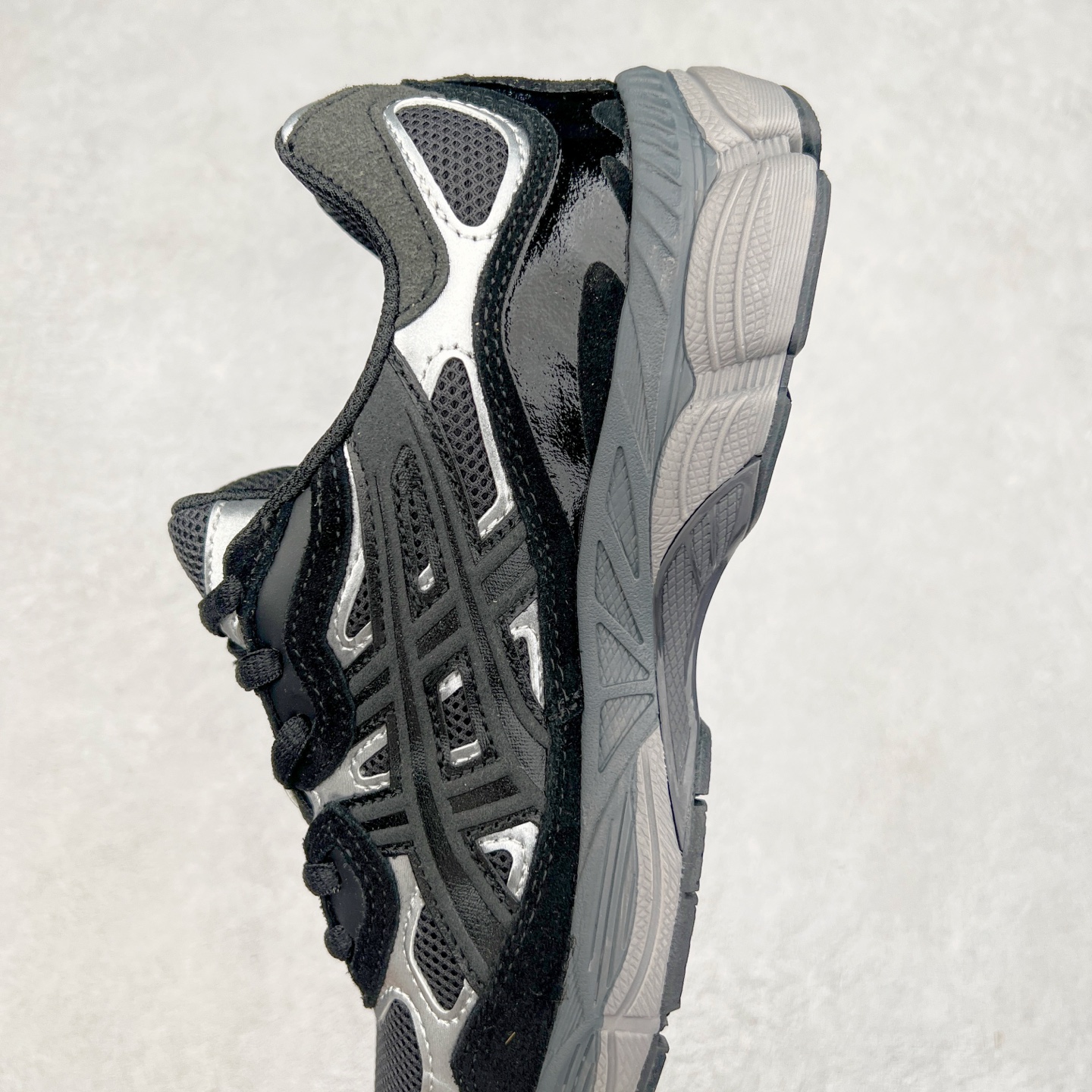 图片[7]-＃福利特价 Asics GEL-NYC 亚瑟士防滑耐磨透气低帮运动休闲鞋 GEL-NYC™ 运动鞋的灵感源自传统和现代高性能跑步风格 其鞋面结构参考了 2000 年代初的 GEL-NIMBUS™ 3 鞋 并将其与 MC-PLUS V 设计中的各种装饰融为一体 该工装通过使用 GEL-CUMULUS® 16 鞋的工装系统来对比鞋面的复古风格 通过轻质泡沫和 GEL® 技术嵌入物的结合 这种中底结构有助于创造先进的脚底舒适度 尺码：37.5 38 39 40.5 41.5 42 42.5 43.5 44 45-选品中心