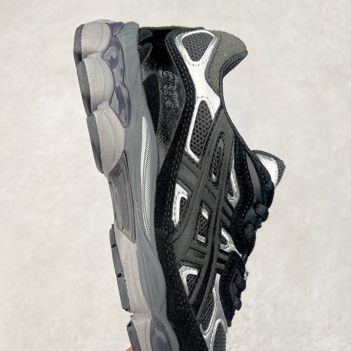 图片[6]-＃福利特价 Asics GEL-NYC 亚瑟士防滑耐磨透气低帮运动休闲鞋 GEL-NYC™ 运动鞋的灵感源自传统和现代高性能跑步风格 其鞋面结构参考了 2000 年代初的 GEL-NIMBUS™ 3 鞋 并将其与 MC-PLUS V 设计中的各种装饰融为一体 该工装通过使用 GEL-CUMULUS® 16 鞋的工装系统来对比鞋面的复古风格 通过轻质泡沫和 GEL® 技术嵌入物的结合 这种中底结构有助于创造先进的脚底舒适度 尺码：37.5 38 39 40.5 41.5 42 42.5 43.5 44 45-选品中心