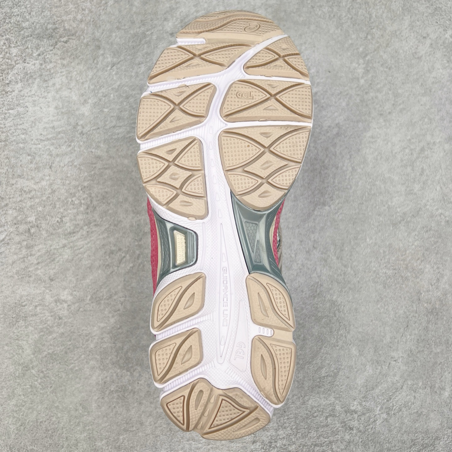 图片[9]-＃福利特价 Asics GEL-NYC 亚瑟士防滑耐磨透气低帮运动休闲鞋 GEL-NYC™ 运动鞋的灵感源自传统和现代高性能跑步风格 其鞋面结构参考了 2000 年代初的 GEL-NIMBUS™ 3 鞋 并将其与 MC-PLUS V 设计中的各种装饰融为一体 该工装通过使用 GEL-CUMULUS® 16 鞋的工装系统来对比鞋面的复古风格 通过轻质泡沫和 GEL® 技术嵌入物的结合 这种中底结构有助于创造先进的脚底舒适度 尺码：37.5 38 39 40.5 41.5 42 42.5 43.5 44 45-选品中心