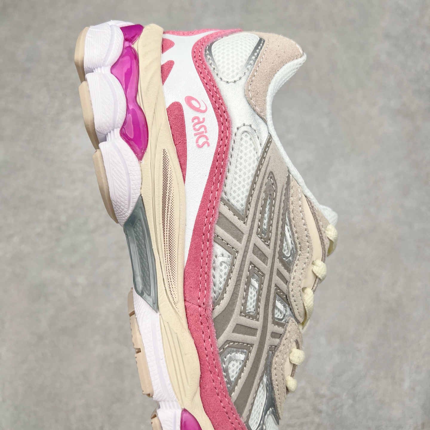 图片[6]-＃福利特价 Asics GEL-NYC 亚瑟士防滑耐磨透气低帮运动休闲鞋 GEL-NYC™ 运动鞋的灵感源自传统和现代高性能跑步风格 其鞋面结构参考了 2000 年代初的 GEL-NIMBUS™ 3 鞋 并将其与 MC-PLUS V 设计中的各种装饰融为一体 该工装通过使用 GEL-CUMULUS® 16 鞋的工装系统来对比鞋面的复古风格 通过轻质泡沫和 GEL® 技术嵌入物的结合 这种中底结构有助于创造先进的脚底舒适度 尺码：37.5 38 39 40.5 41.5 42 42.5 43.5 44 45-选品中心