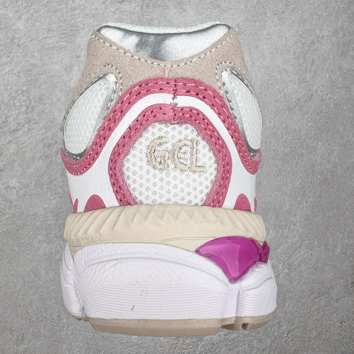 图片[8]-＃福利特价 Asics GEL-NYC 亚瑟士防滑耐磨透气低帮运动休闲鞋 GEL-NYC™ 运动鞋的灵感源自传统和现代高性能跑步风格 其鞋面结构参考了 2000 年代初的 GEL-NIMBUS™ 3 鞋 并将其与 MC-PLUS V 设计中的各种装饰融为一体 该工装通过使用 GEL-CUMULUS® 16 鞋的工装系统来对比鞋面的复古风格 通过轻质泡沫和 GEL® 技术嵌入物的结合 这种中底结构有助于创造先进的脚底舒适度 尺码：37.5 38 39 40.5 41.5 42 42.5 43.5 44 45-选品中心