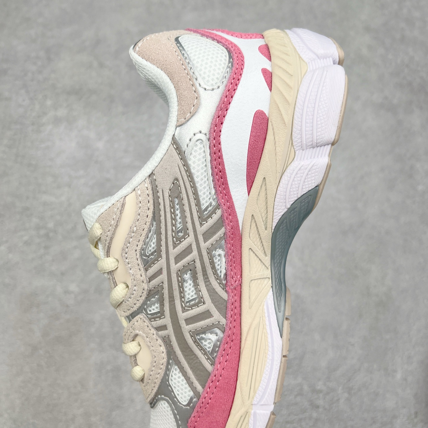 图片[7]-＃福利特价 Asics GEL-NYC 亚瑟士防滑耐磨透气低帮运动休闲鞋 GEL-NYC™ 运动鞋的灵感源自传统和现代高性能跑步风格 其鞋面结构参考了 2000 年代初的 GEL-NIMBUS™ 3 鞋 并将其与 MC-PLUS V 设计中的各种装饰融为一体 该工装通过使用 GEL-CUMULUS® 16 鞋的工装系统来对比鞋面的复古风格 通过轻质泡沫和 GEL® 技术嵌入物的结合 这种中底结构有助于创造先进的脚底舒适度 尺码：37.5 38 39 40.5 41.5 42 42.5 43.5 44 45-选品中心