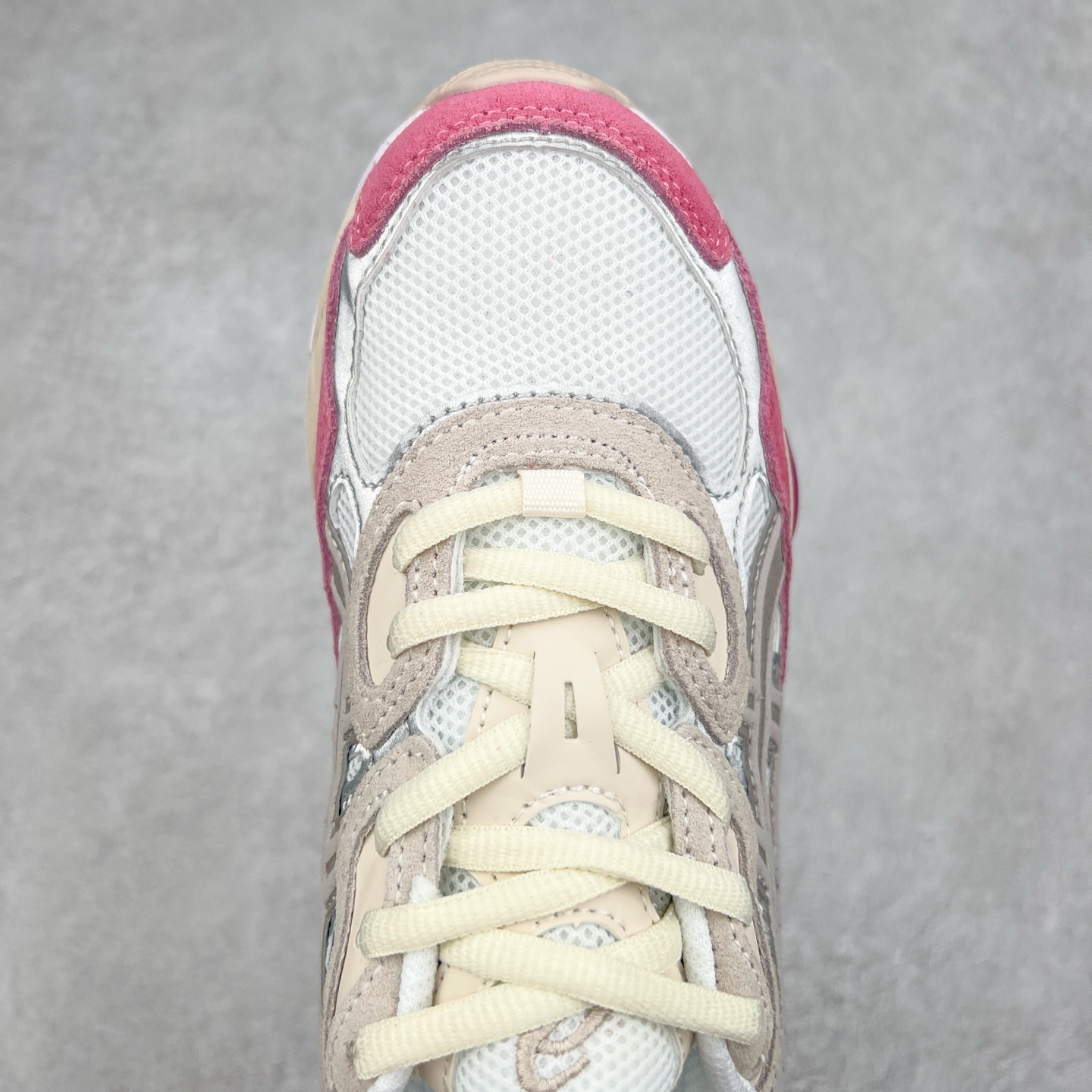 图片[4]-＃福利特价 Asics GEL-NYC 亚瑟士防滑耐磨透气低帮运动休闲鞋 GEL-NYC™ 运动鞋的灵感源自传统和现代高性能跑步风格 其鞋面结构参考了 2000 年代初的 GEL-NIMBUS™ 3 鞋 并将其与 MC-PLUS V 设计中的各种装饰融为一体 该工装通过使用 GEL-CUMULUS® 16 鞋的工装系统来对比鞋面的复古风格 通过轻质泡沫和 GEL® 技术嵌入物的结合 这种中底结构有助于创造先进的脚底舒适度 尺码：37.5 38 39 40.5 41.5 42 42.5 43.5 44 45-选品中心