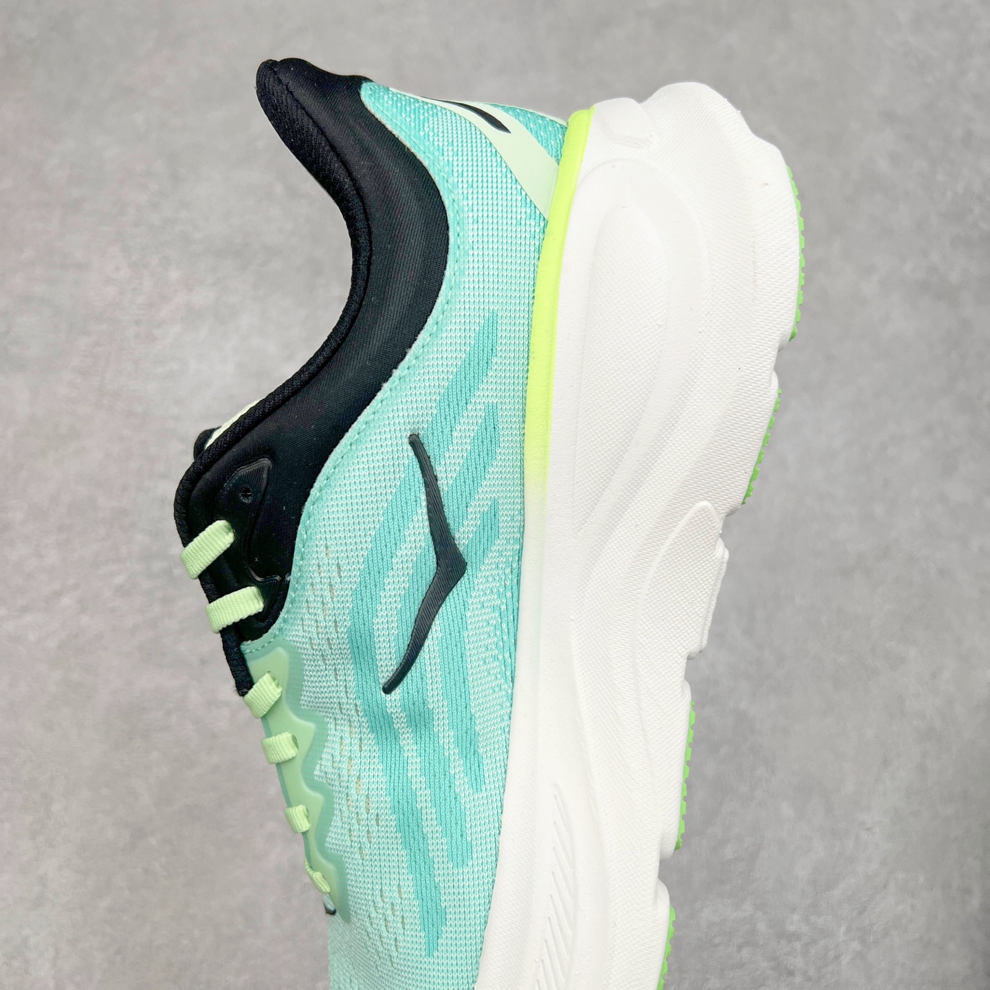 图片[7]-HOKA ONE ONE Bondi 9 WIDE 邦迪九代舒适防滑耐磨低帮休闲跑步鞋 HOKA ONE ONE是来自美国的跑步鞋知名品牌，创立于2009年，始终致力于为所有跑者提供更新、更好的跑步装备。相比常规跑鞋，HOKA ONE ONE特别研发使用性能独特的几何形跑鞋中底，此种鞋底更厚、更高、回弹性也更好，除了卓越的缓冲性能，它还能內各种阶段的跑者带来更具动感、更加稳定的跑步体验。HOKAONE ONE从设计之初就清楚意识到，要保证跑者步幅的均匀一致，双脚自然而然的运动至关重要。尺码：36 36.5 37.5 38 38.5 39 40 40.5 41 42 42.5 43 44 44.5 45-选品中心