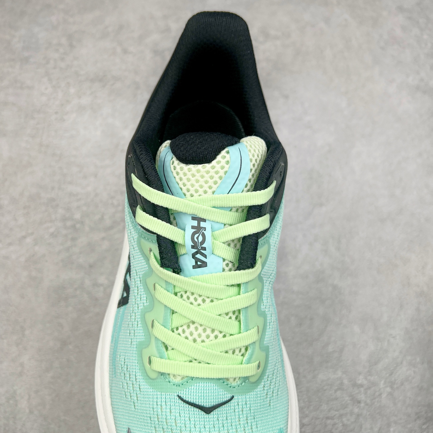 图片[5]-HOKA ONE ONE Bondi 9 WIDE 邦迪九代舒适防滑耐磨低帮休闲跑步鞋 HOKA ONE ONE是来自美国的跑步鞋知名品牌，创立于2009年，始终致力于为所有跑者提供更新、更好的跑步装备。相比常规跑鞋，HOKA ONE ONE特别研发使用性能独特的几何形跑鞋中底，此种鞋底更厚、更高、回弹性也更好，除了卓越的缓冲性能，它还能內各种阶段的跑者带来更具动感、更加稳定的跑步体验。HOKAONE ONE从设计之初就清楚意识到，要保证跑者步幅的均匀一致，双脚自然而然的运动至关重要。尺码：36 36.5 37.5 38 38.5 39 40 40.5 41 42 42.5 43 44 44.5 45-选品中心