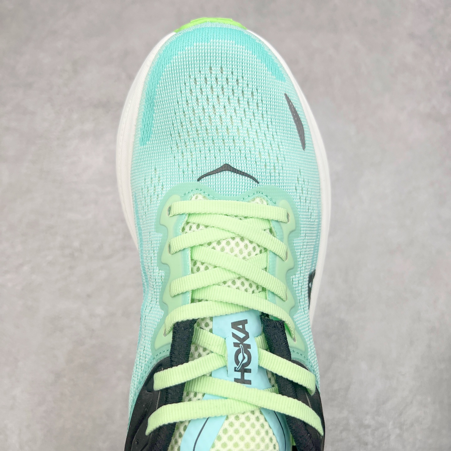 图片[4]-HOKA ONE ONE Bondi 9 WIDE 邦迪九代舒适防滑耐磨低帮休闲跑步鞋 HOKA ONE ONE是来自美国的跑步鞋知名品牌，创立于2009年，始终致力于为所有跑者提供更新、更好的跑步装备。相比常规跑鞋，HOKA ONE ONE特别研发使用性能独特的几何形跑鞋中底，此种鞋底更厚、更高、回弹性也更好，除了卓越的缓冲性能，它还能內各种阶段的跑者带来更具动感、更加稳定的跑步体验。HOKAONE ONE从设计之初就清楚意识到，要保证跑者步幅的均匀一致，双脚自然而然的运动至关重要。尺码：36 36.5 37.5 38 38.5 39 40 40.5 41 42 42.5 43 44 44.5 45-选品中心