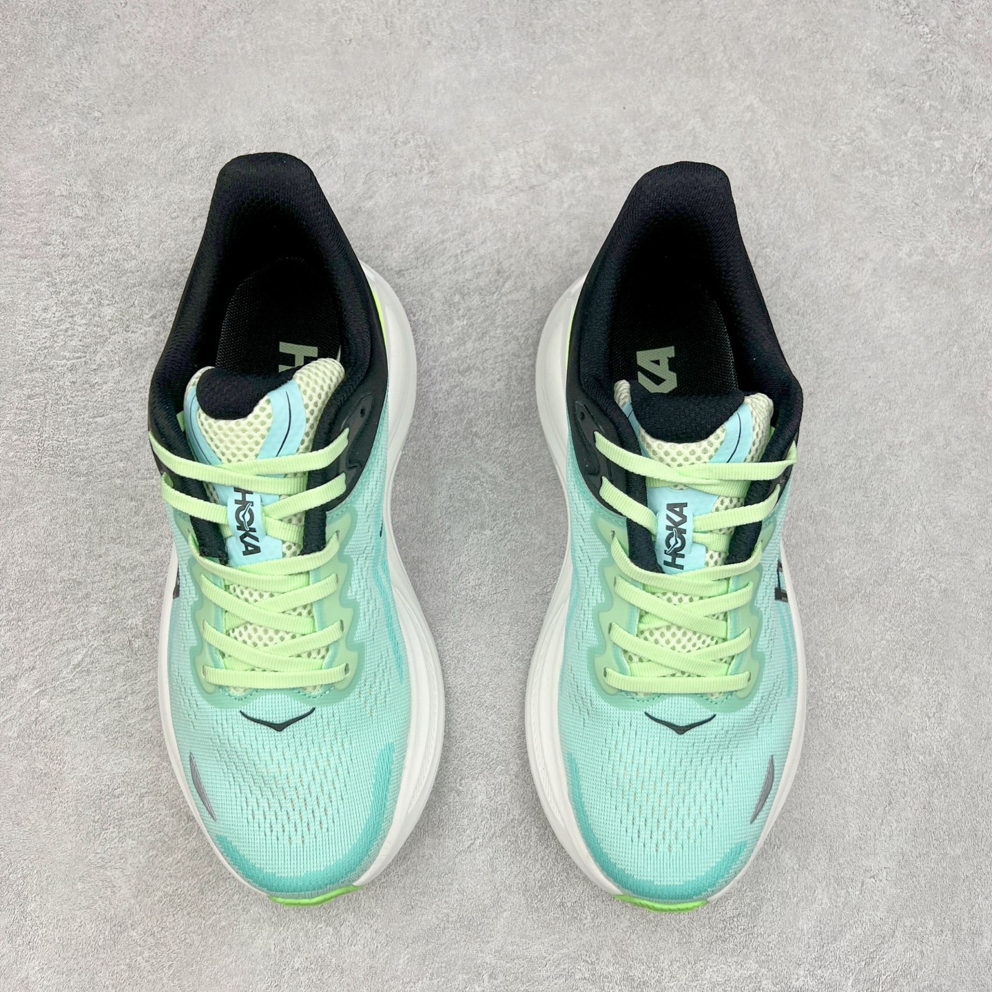 图片[2]-HOKA ONE ONE Bondi 9 WIDE 邦迪九代舒适防滑耐磨低帮休闲跑步鞋 HOKA ONE ONE是来自美国的跑步鞋知名品牌，创立于2009年，始终致力于为所有跑者提供更新、更好的跑步装备。相比常规跑鞋，HOKA ONE ONE特别研发使用性能独特的几何形跑鞋中底，此种鞋底更厚、更高、回弹性也更好，除了卓越的缓冲性能，它还能內各种阶段的跑者带来更具动感、更加稳定的跑步体验。HOKAONE ONE从设计之初就清楚意识到，要保证跑者步幅的均匀一致，双脚自然而然的运动至关重要。尺码：36 36.5 37.5 38 38.5 39 40 40.5 41 42 42.5 43 44 44.5 45-选品中心