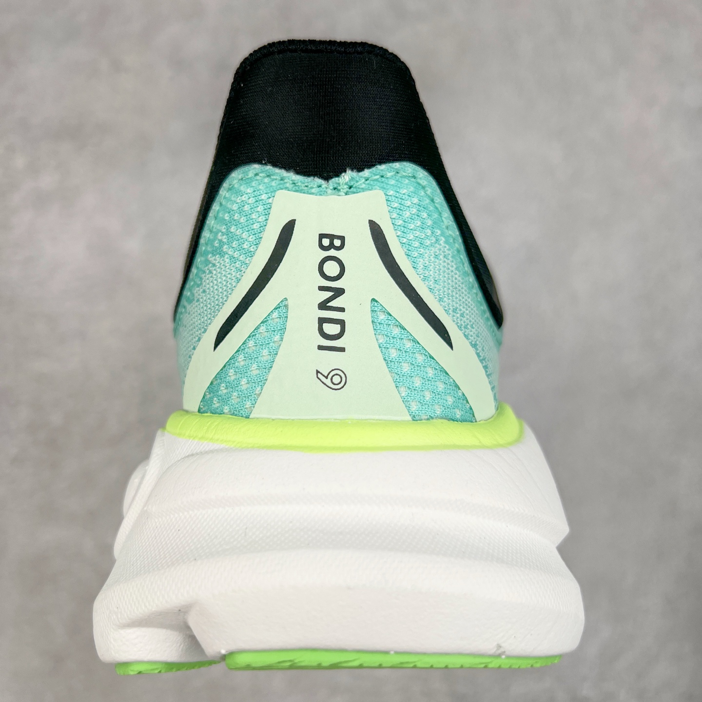 图片[8]-HOKA ONE ONE Bondi 9 WIDE 邦迪九代舒适防滑耐磨低帮休闲跑步鞋 HOKA ONE ONE是来自美国的跑步鞋知名品牌，创立于2009年，始终致力于为所有跑者提供更新、更好的跑步装备。相比常规跑鞋，HOKA ONE ONE特别研发使用性能独特的几何形跑鞋中底，此种鞋底更厚、更高、回弹性也更好，除了卓越的缓冲性能，它还能內各种阶段的跑者带来更具动感、更加稳定的跑步体验。HOKAONE ONE从设计之初就清楚意识到，要保证跑者步幅的均匀一致，双脚自然而然的运动至关重要。尺码：36 36.5 37.5 38 38.5 39 40 40.5 41 42 42.5 43 44 44.5 45-选品中心