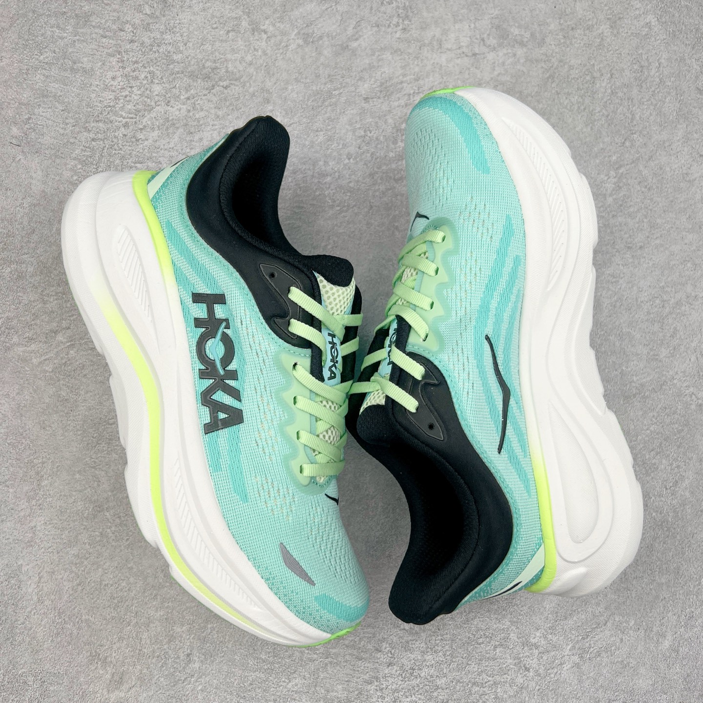 图片[3]-HOKA ONE ONE Bondi 9 WIDE 邦迪九代舒适防滑耐磨低帮休闲跑步鞋 HOKA ONE ONE是来自美国的跑步鞋知名品牌，创立于2009年，始终致力于为所有跑者提供更新、更好的跑步装备。相比常规跑鞋，HOKA ONE ONE特别研发使用性能独特的几何形跑鞋中底，此种鞋底更厚、更高、回弹性也更好，除了卓越的缓冲性能，它还能內各种阶段的跑者带来更具动感、更加稳定的跑步体验。HOKAONE ONE从设计之初就清楚意识到，要保证跑者步幅的均匀一致，双脚自然而然的运动至关重要。尺码：36 36.5 37.5 38 38.5 39 40 40.5 41 42 42.5 43 44 44.5 45-选品中心