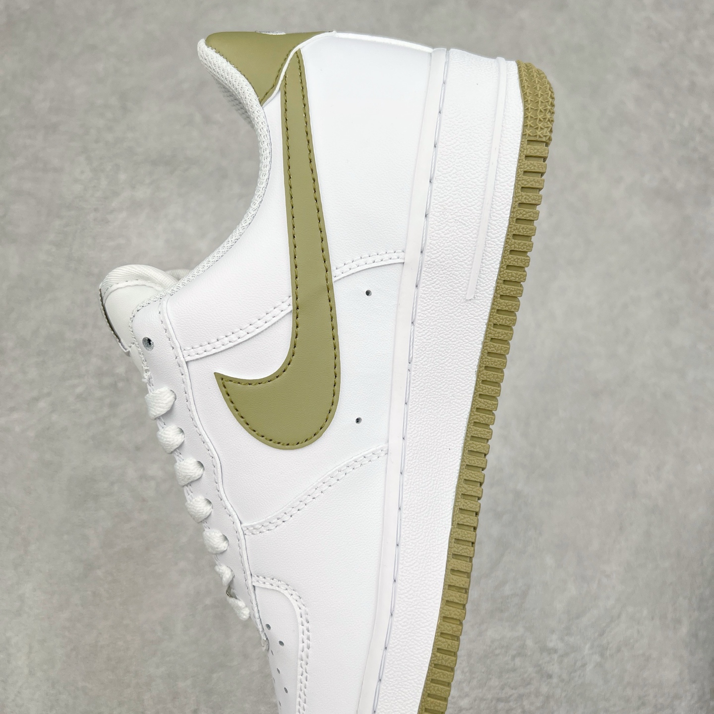 图片[7]-＃福利特价 NK Air Force 1´07 Low 空军一号低帮百搭休闲运动板鞋 柔软、弹性十足的缓震性能和出色的中底设计 横跨复古与现代的外型结合 造就出风靡全球 三十多年的Force 1 直到今天还深受青睐 尺码：36 36.5 37.5 38 38.5 39 40 40.5 41 42 42.5 43 44 44.5 45-选品中心